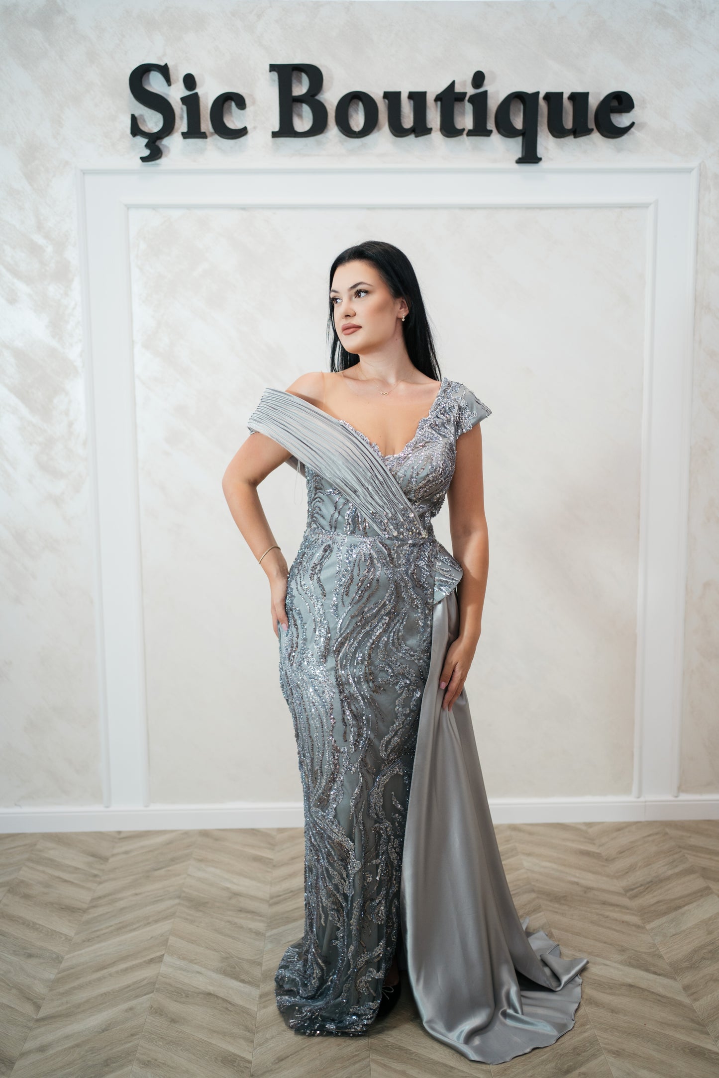Rochia Mistic - Rochie de seara din satin elastic cu broderie de perle și paiete