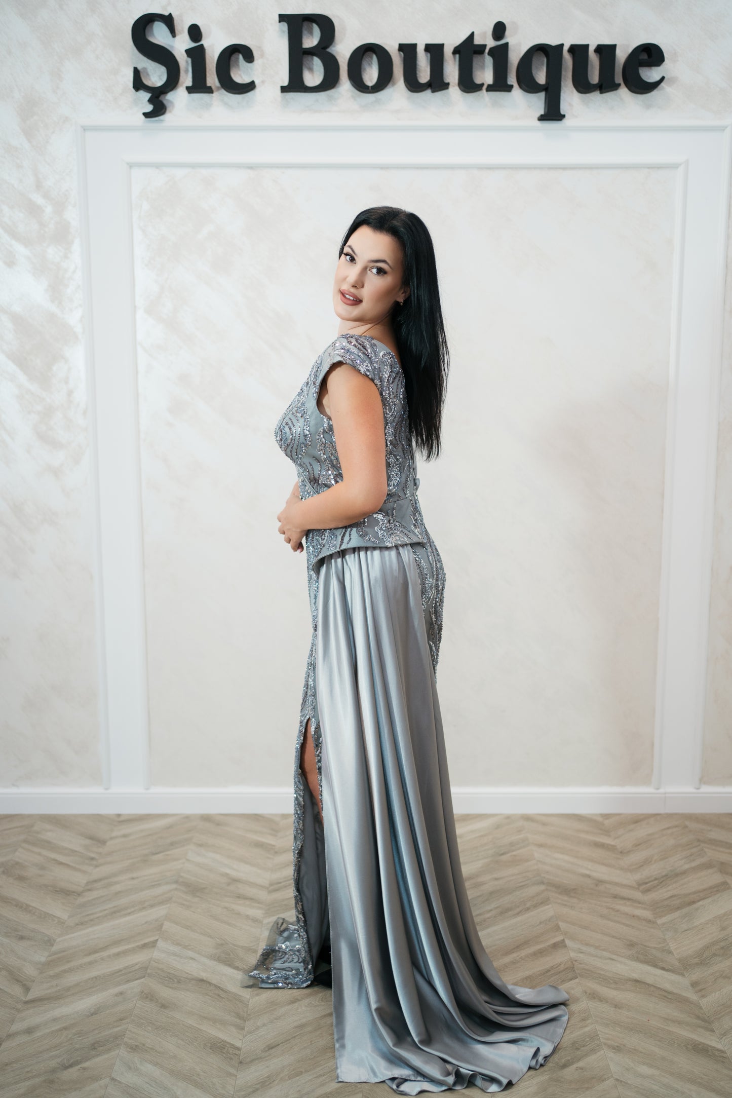 Rochia Mistic - Rochie de seara din satin elastic cu broderie de perle și paiete