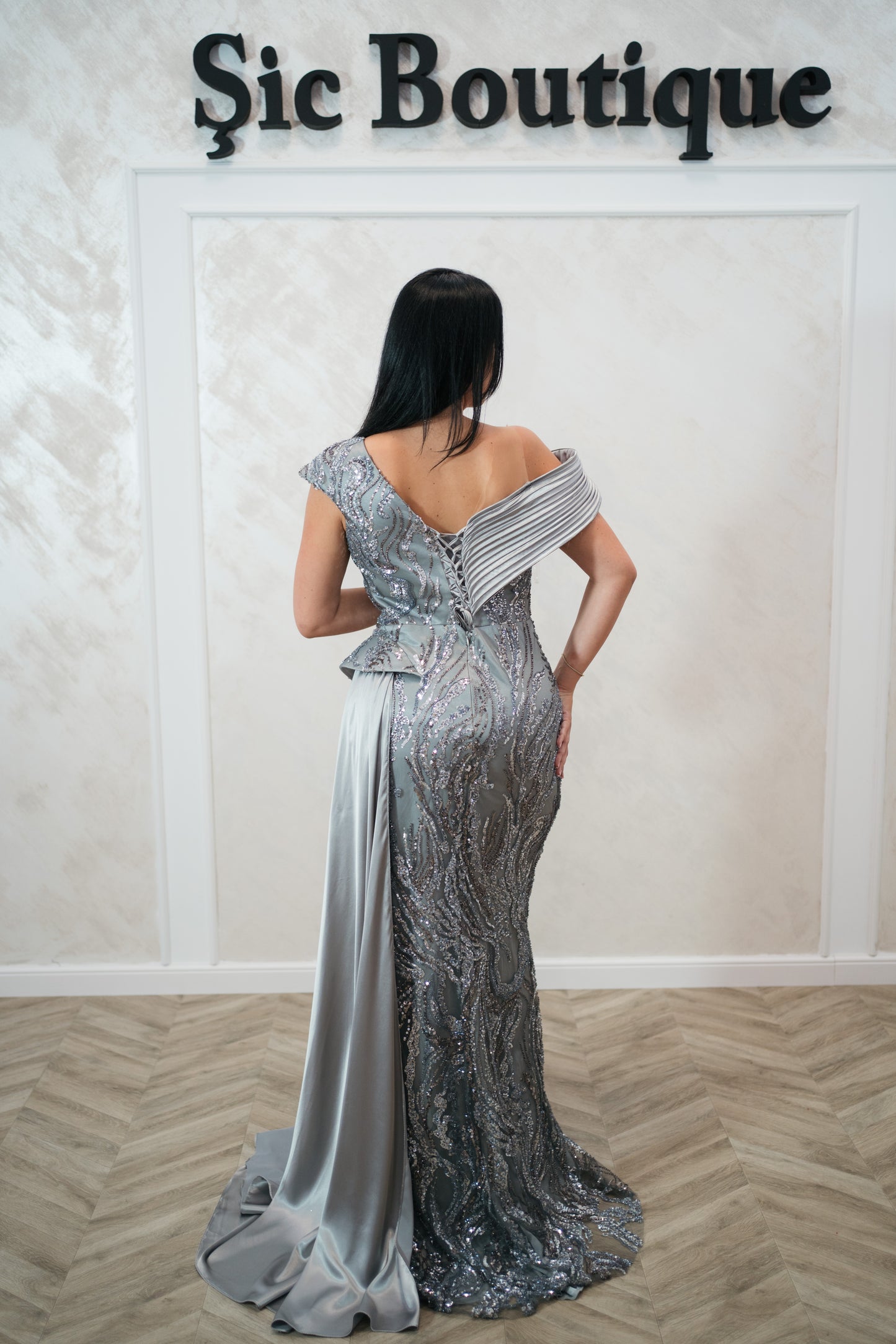 Rochia Mistic - Rochie de seara din satin elastic cu broderie de perle și paiete