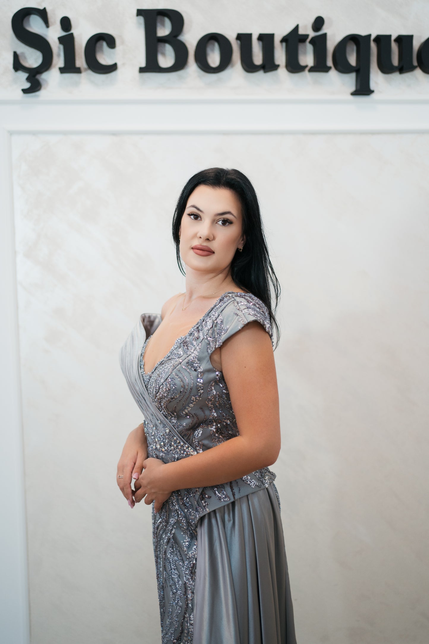 Rochia Mistic - Rochie de seara din satin elastic cu broderie de perle și paiete