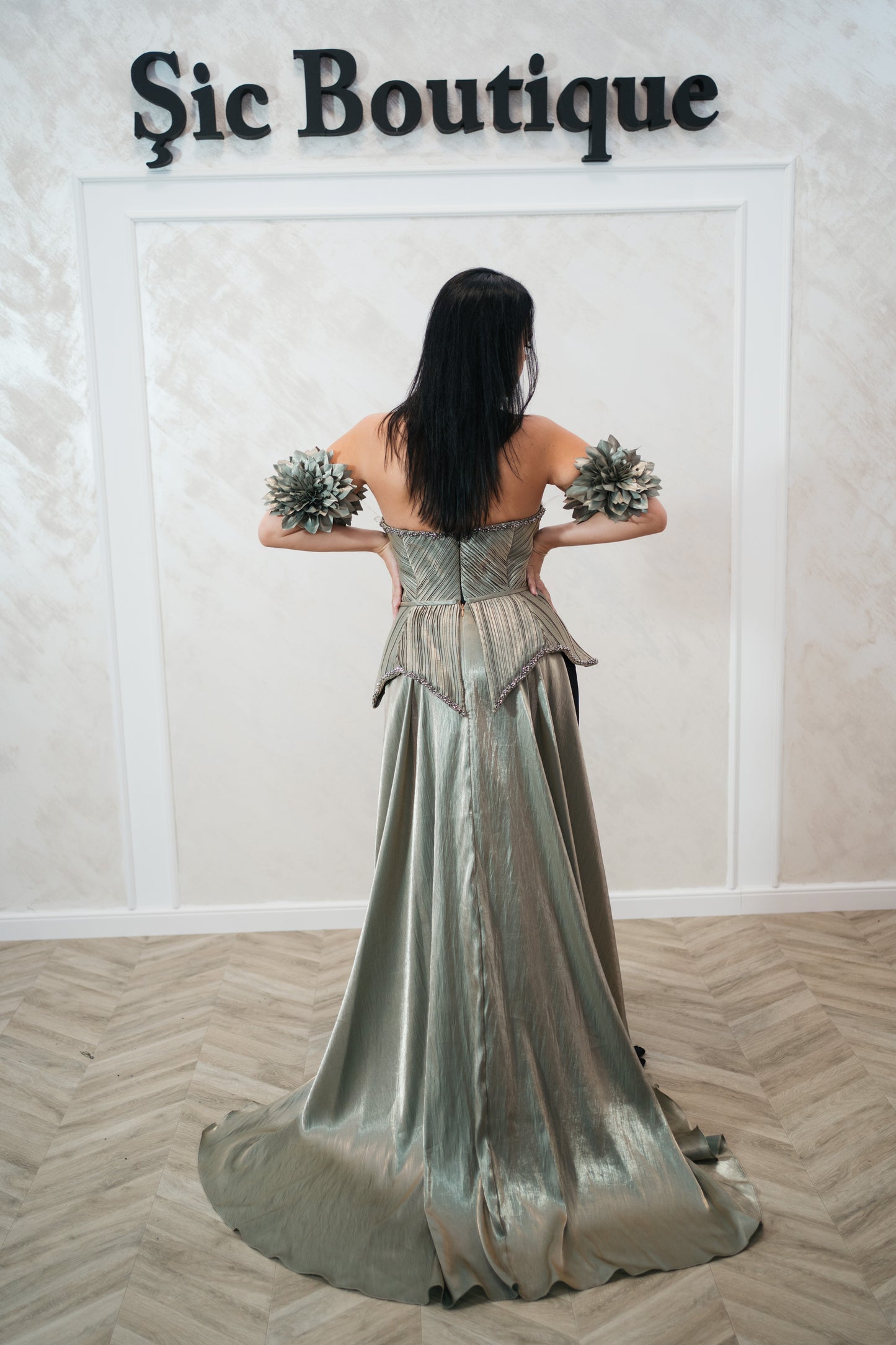 Rochie de seara Dalia din crep elastic cu drapaje din tafta și trena spectaculoasa