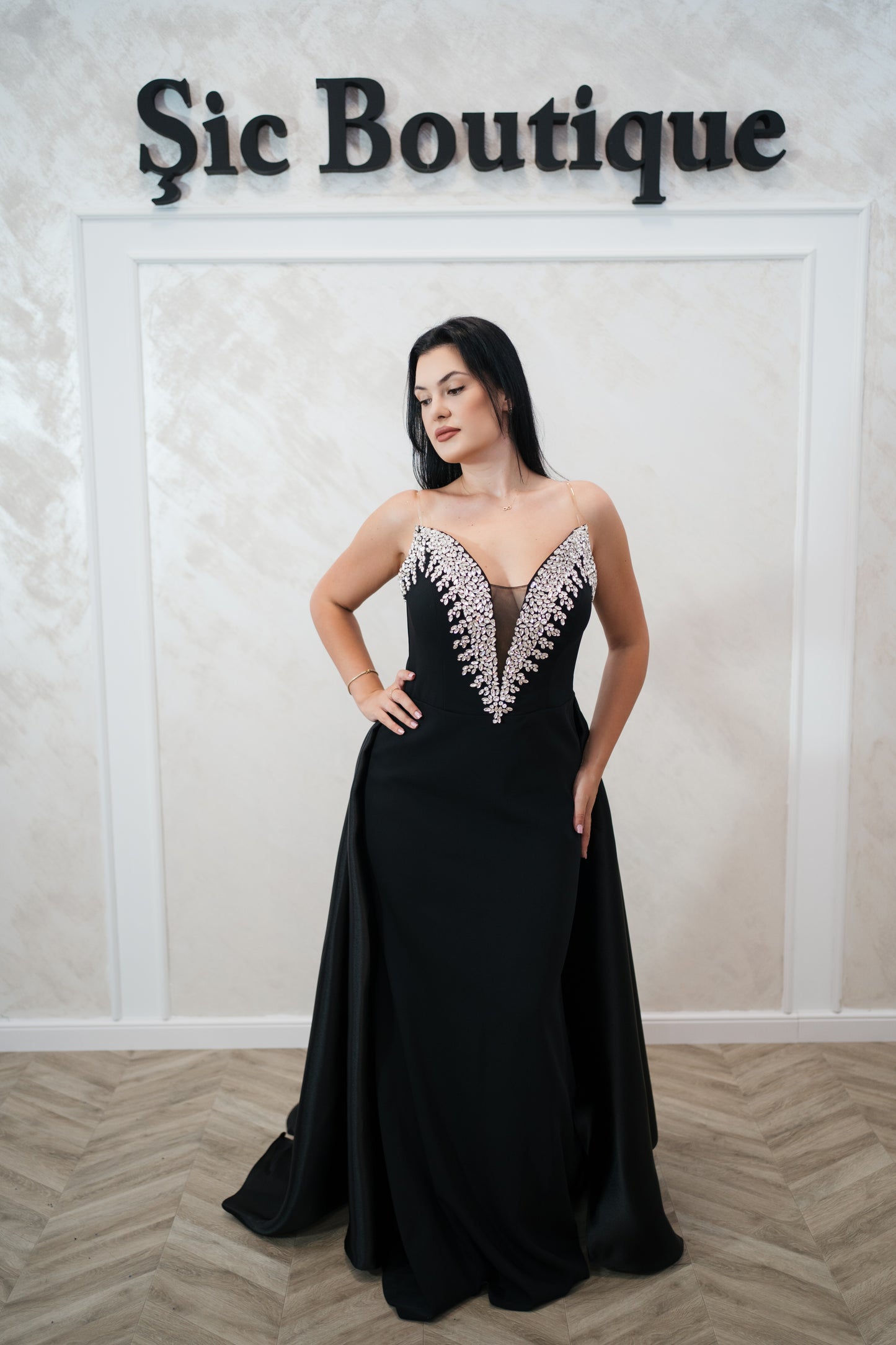 Rochie de seara Kristal – Rochie neagra cu trena lunga din satin lichid și corset cu cristale