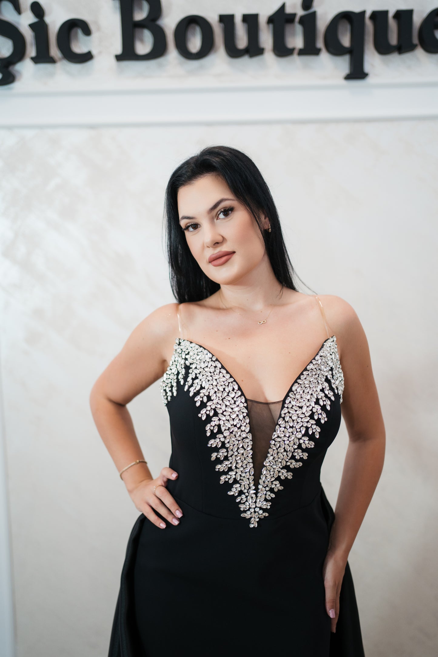 Rochie de seara Kristal – Rochie neagra cu trena lunga din satin lichid și corset cu cristale