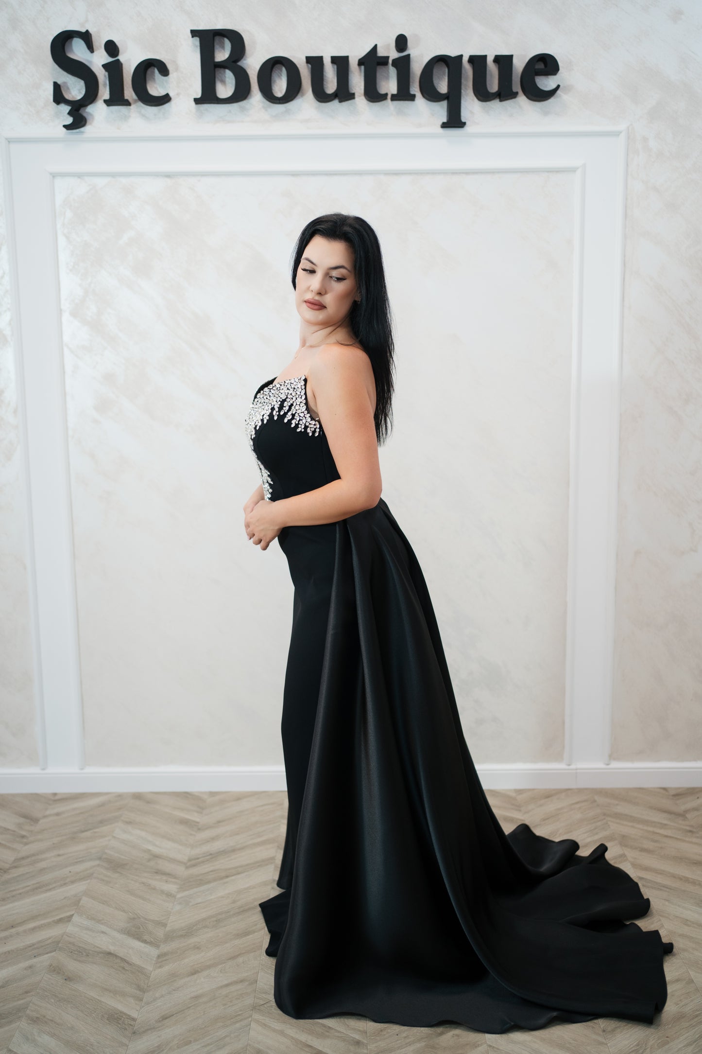 Rochie de seara Kristal – Rochie neagra cu trena lunga din satin lichid și corset cu cristale