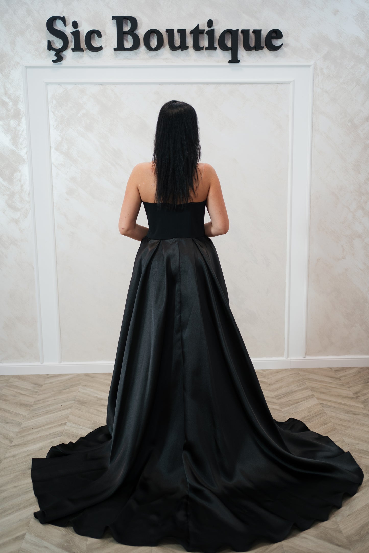 Rochie de seara Kristal – Rochie neagra cu trena lunga din satin lichid și corset cu cristale