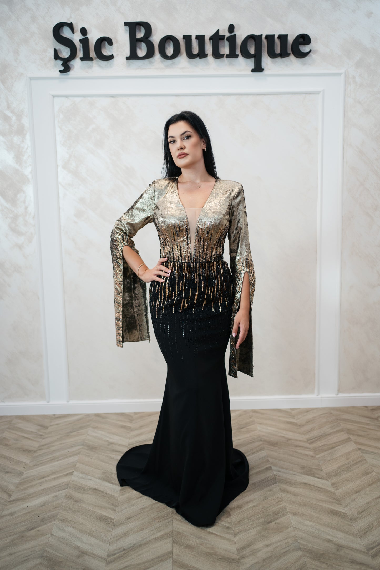 Rochie de seara Goldy – Rochie neagra cu insetții aurii croi sirena
