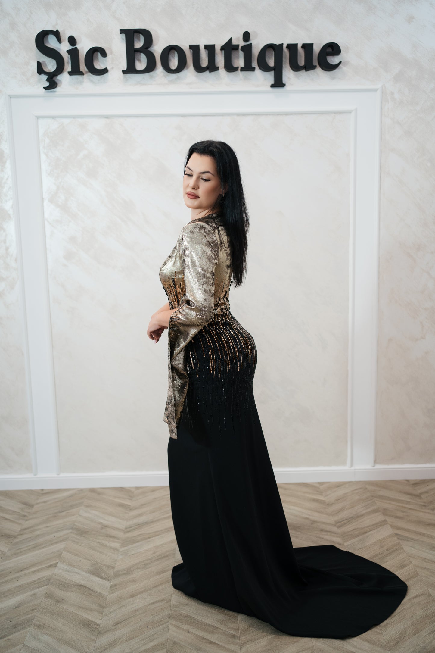 Rochie de seara Goldy – Rochie neagra cu insetții aurii croi sirena