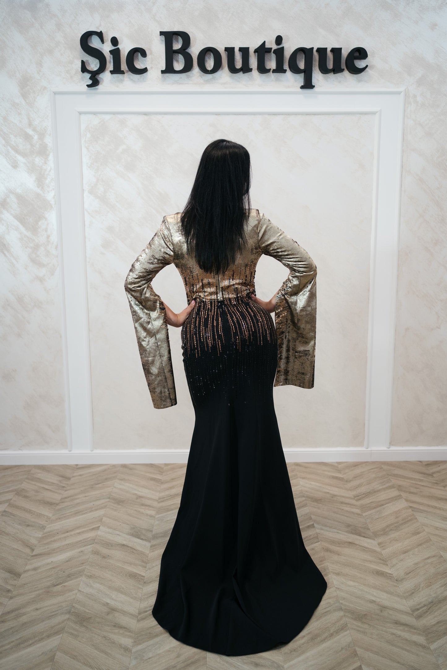 Rochie de seara Goldy – Rochie neagra cu insetții aurii croi sirena