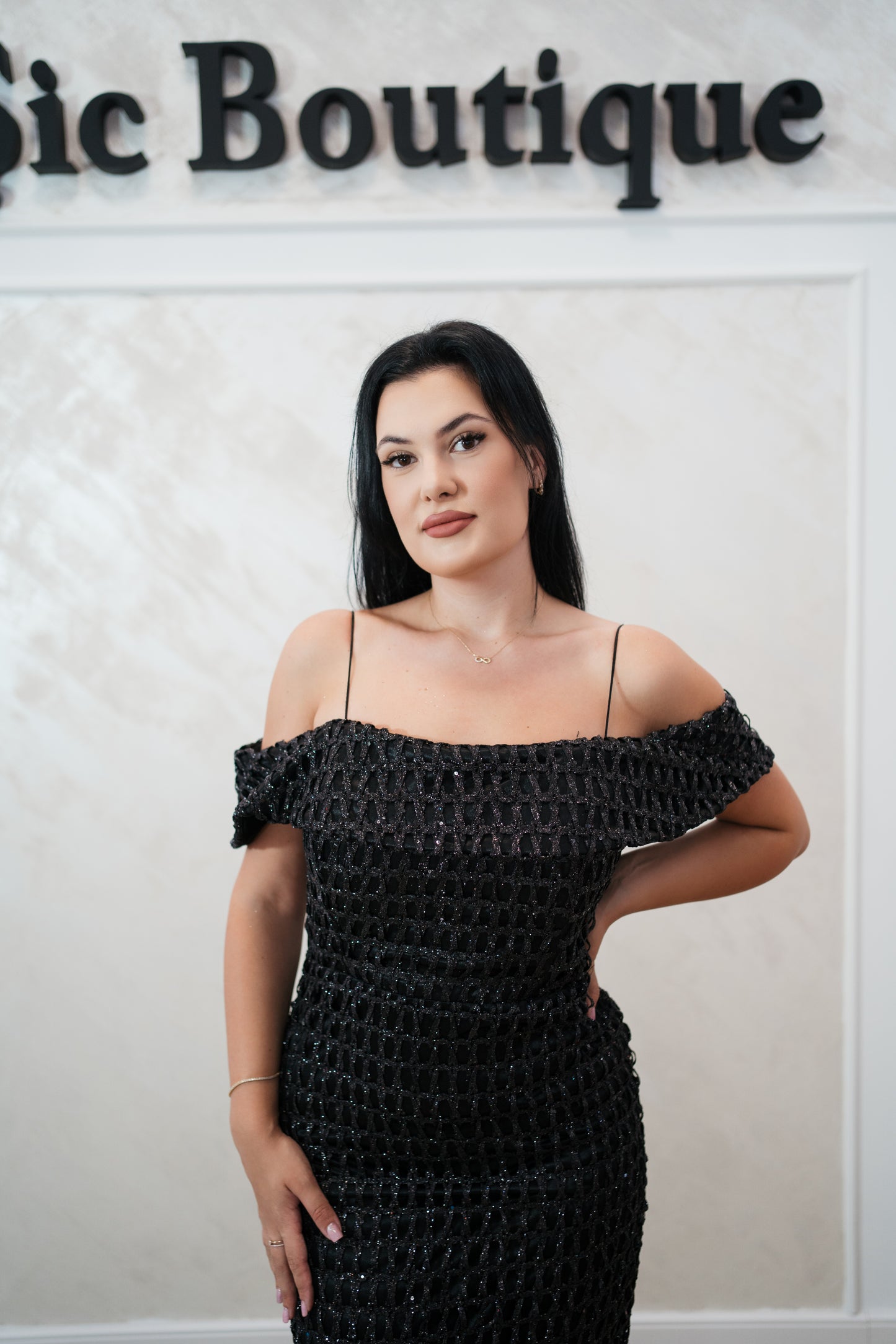 Rochia Ely – Rochie Midi Eleganta din Material Sclipitor cu Plasa în Carouri Mari