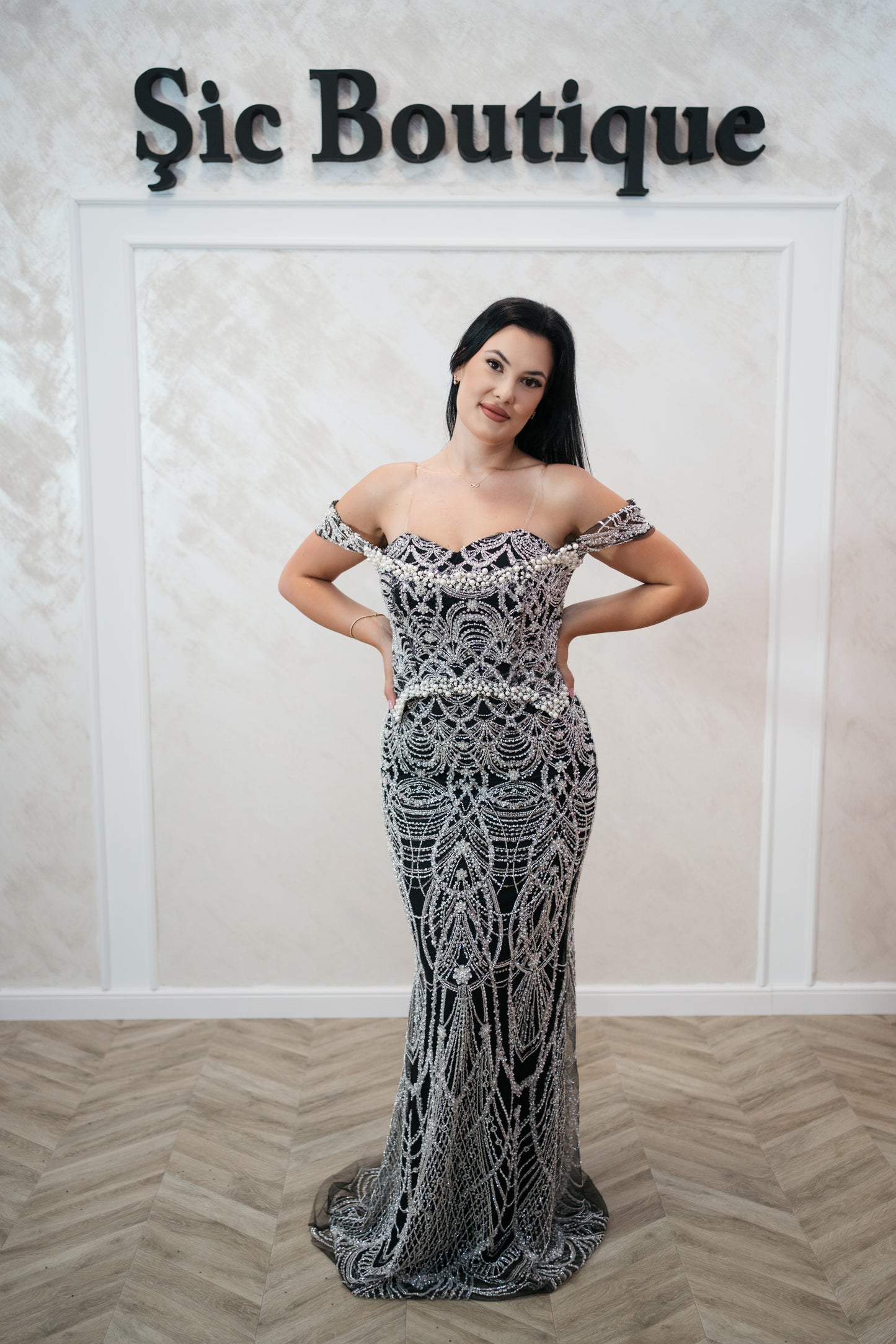 Rochia Adria – Rochie Lunga de Seara Neagra cu Perle Albe, Croi Sirena
