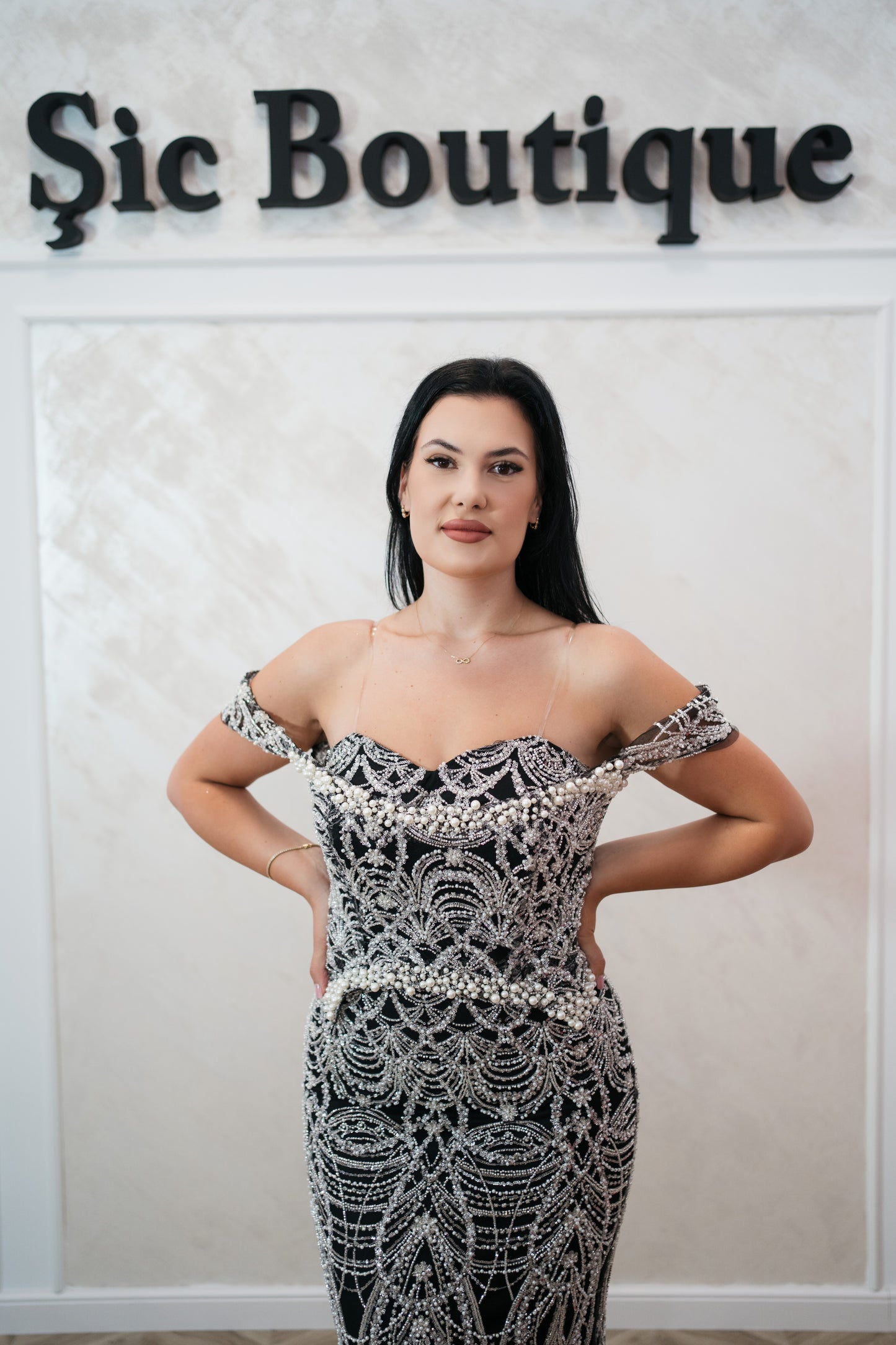 Rochia Adria – Rochie Lunga de Seara Neagra cu Perle Albe, Croi Sirena