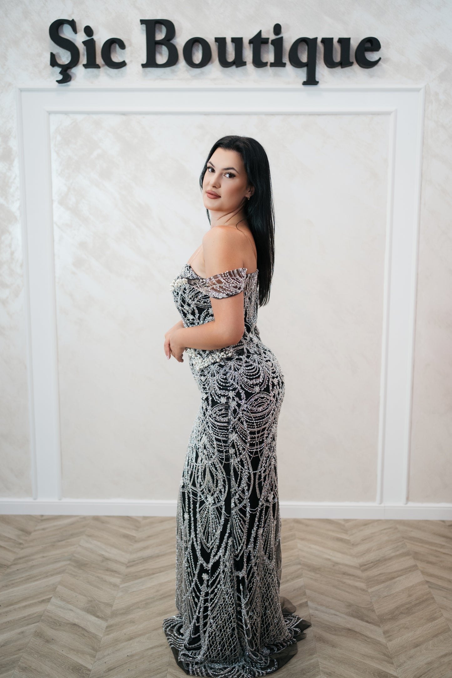 Rochia Adria – Rochie Lunga de Seara Neagra cu Perle Albe, Croi Sirena