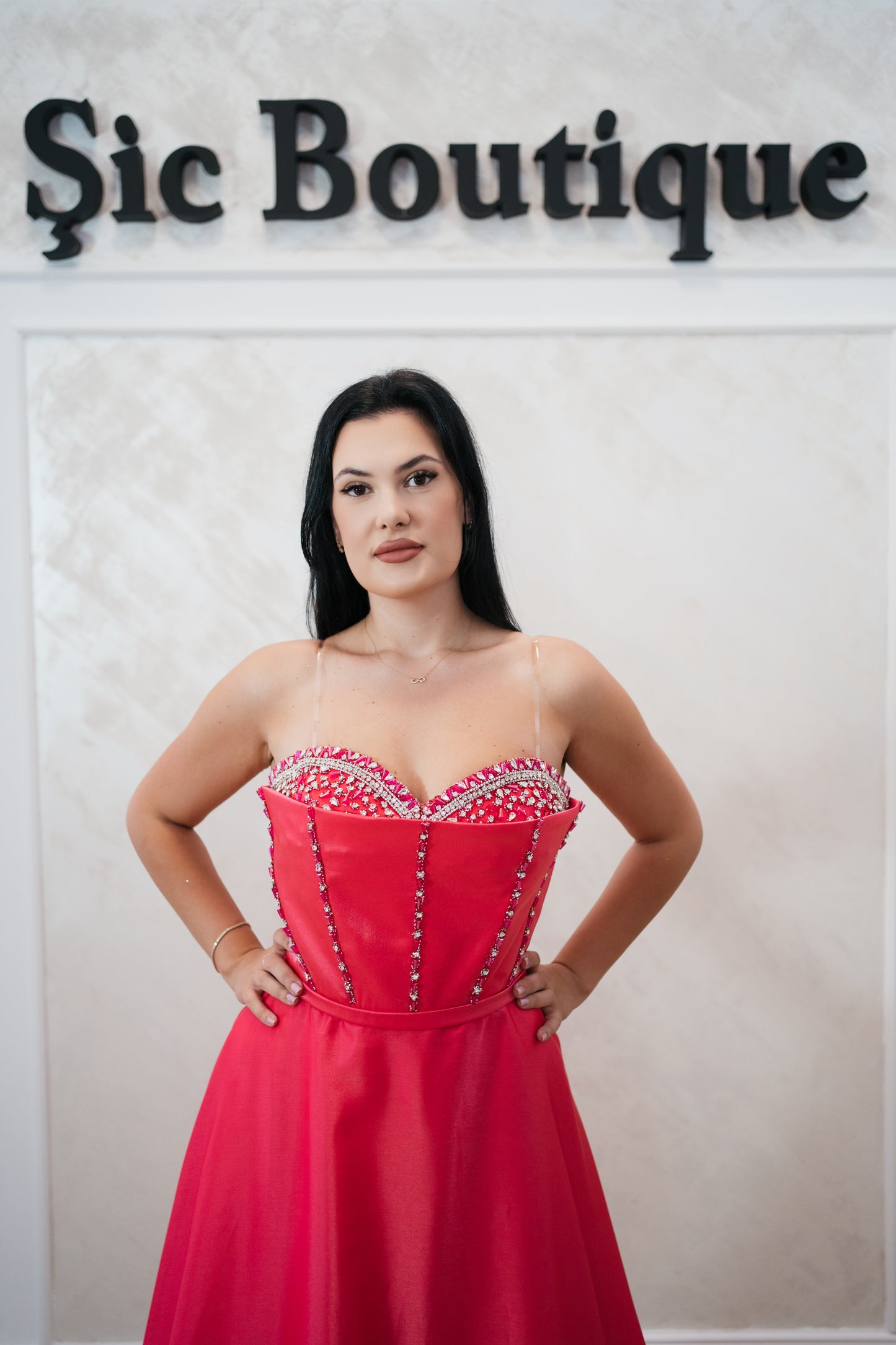 Rochia Barbie – Rochie de Seara din Satin Lichid cu Corset și Pietre Sclipitoare croi printesa