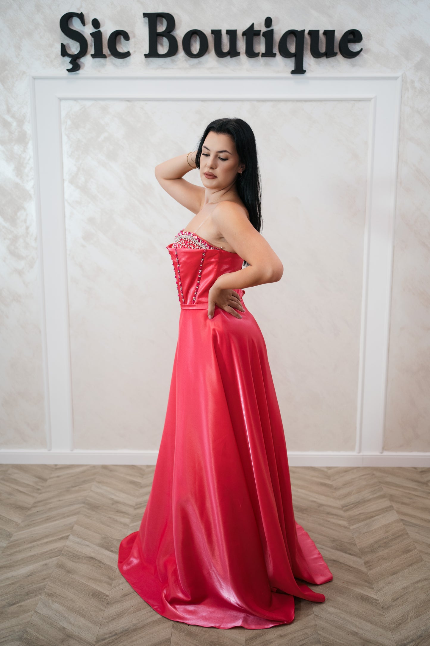 Rochia Barbie – Rochie de Seara din Satin Lichid cu Corset și Pietre Sclipitoare croi printesa