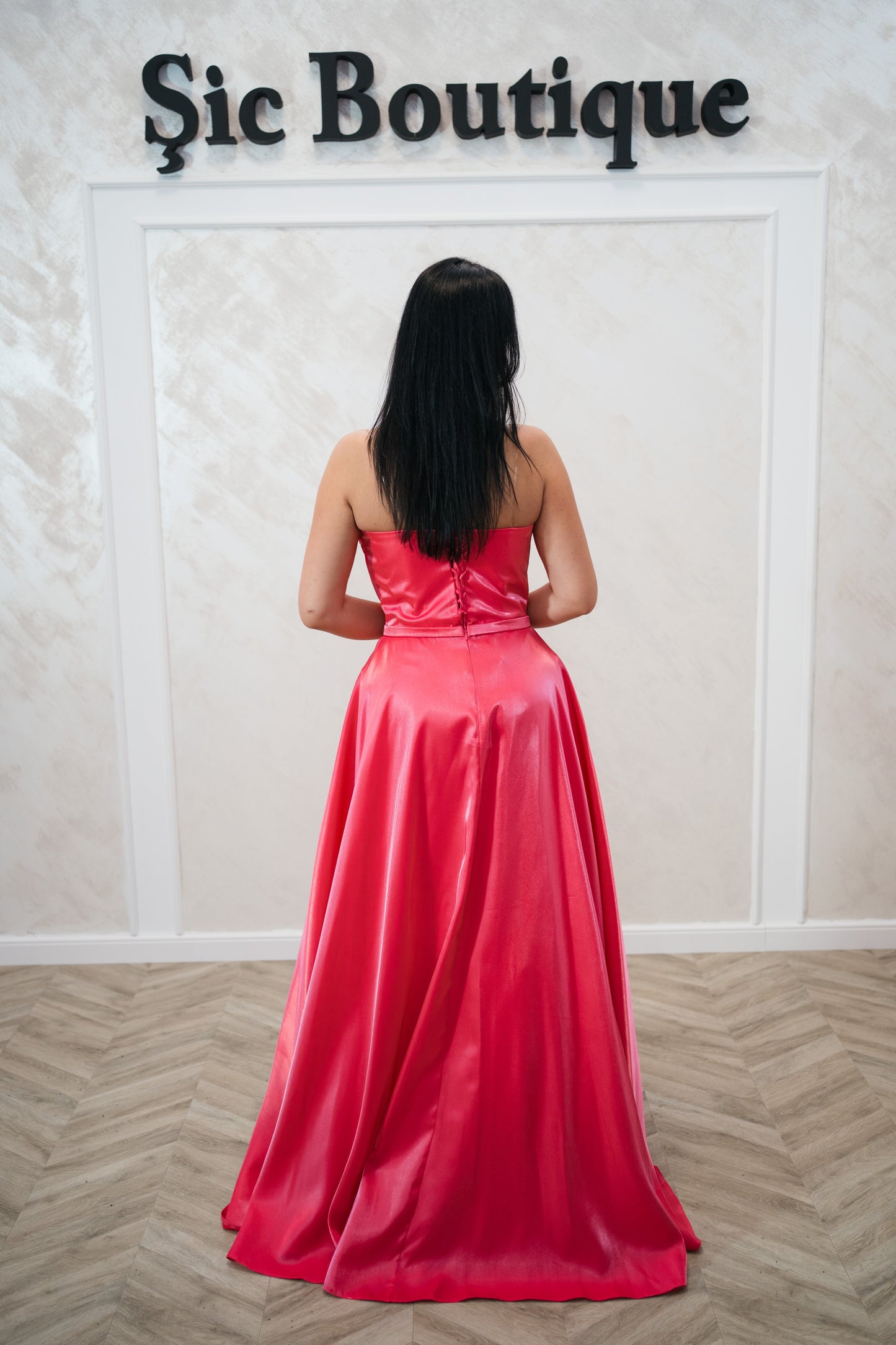 Rochia Barbie – Rochie de Seara din Satin Lichid cu Corset și Pietre Sclipitoare croi printesa