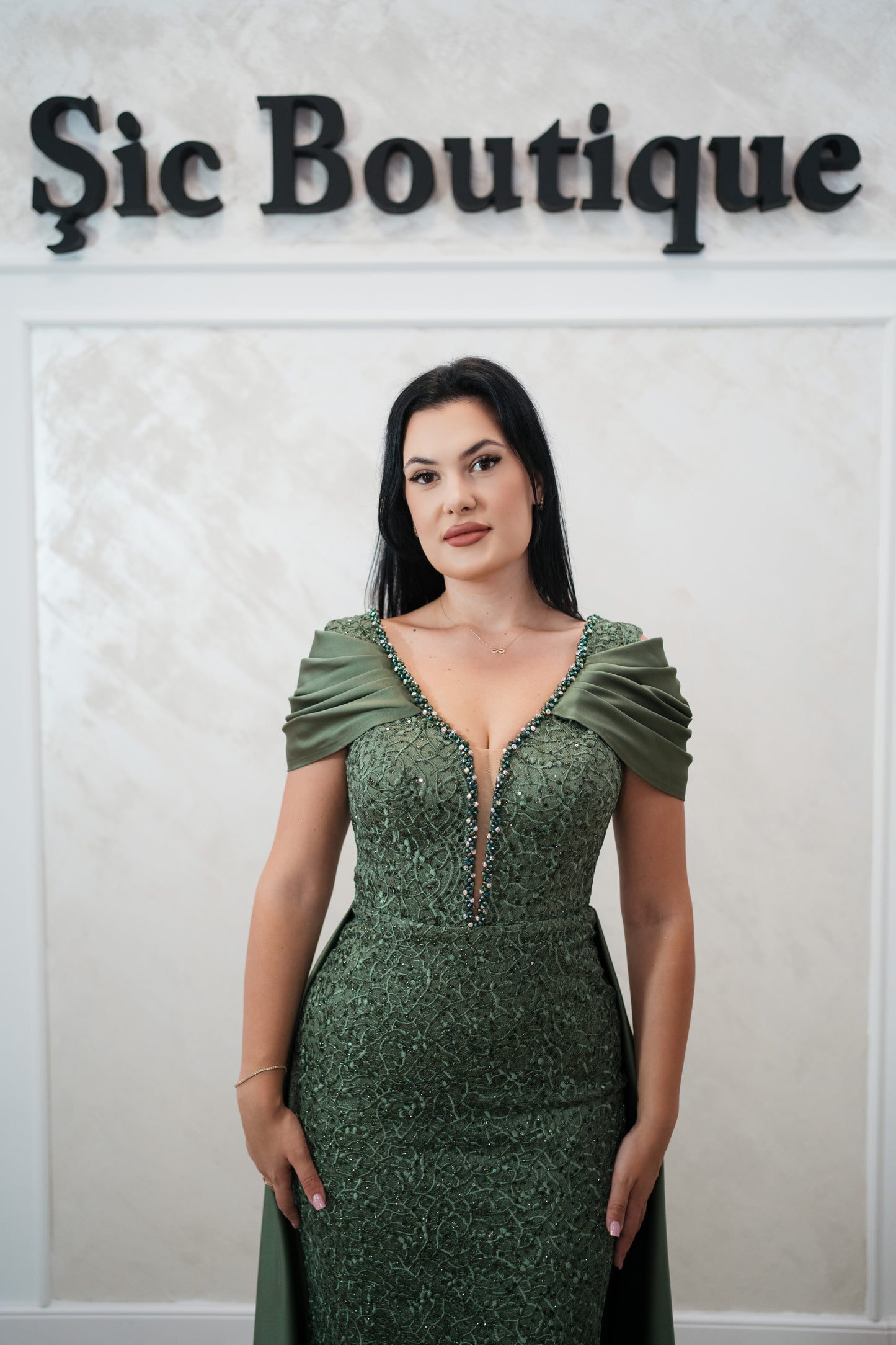 Rochia Beatrice – Rochie Eleganta Lunga din Dantela , Croi Sirena cu Trena și Umeri acoperiți