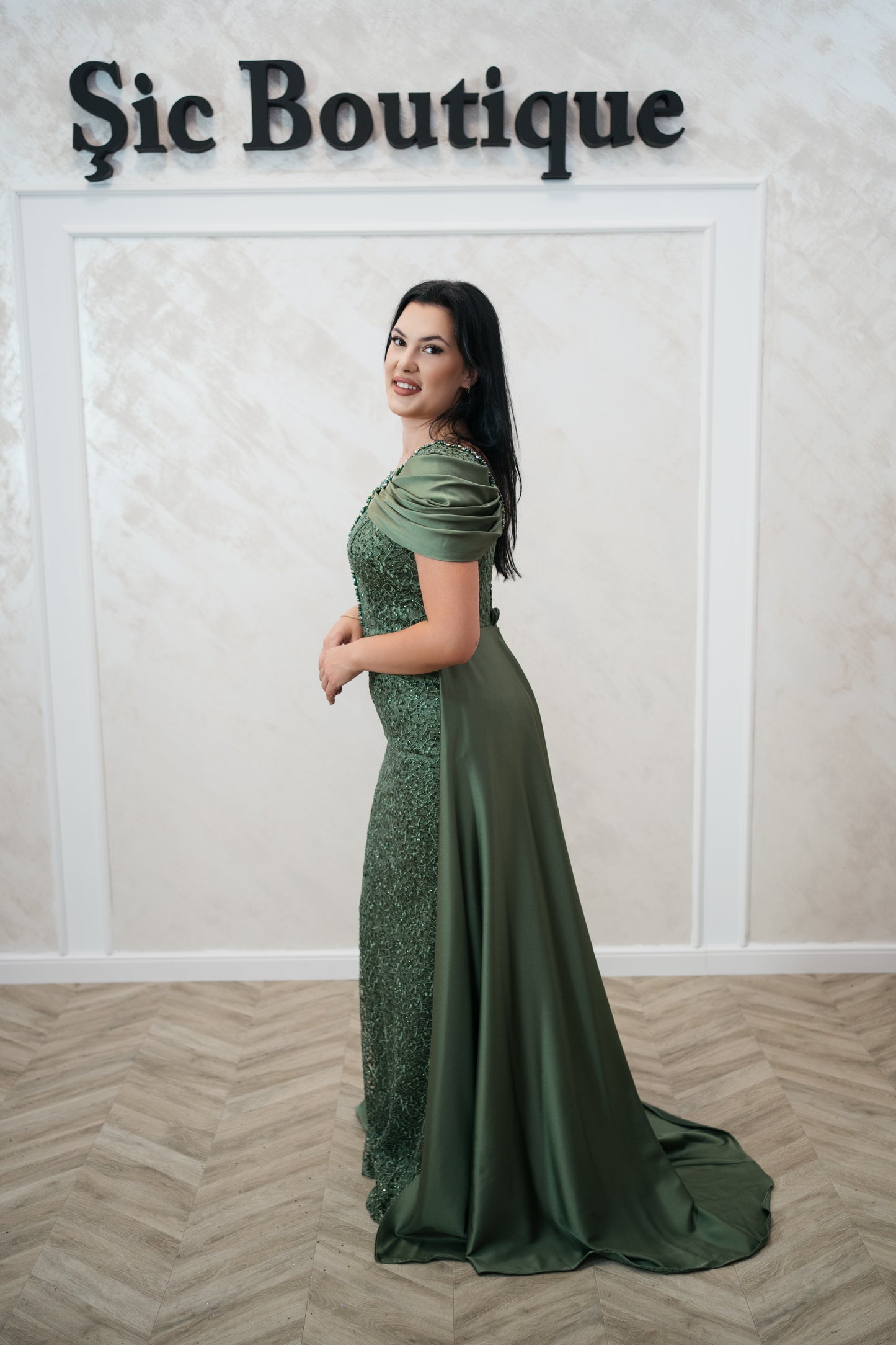 Rochia Beatrice – Rochie Eleganta Lunga din Dantela , Croi Sirena cu Trena și Umeri acoperiți
