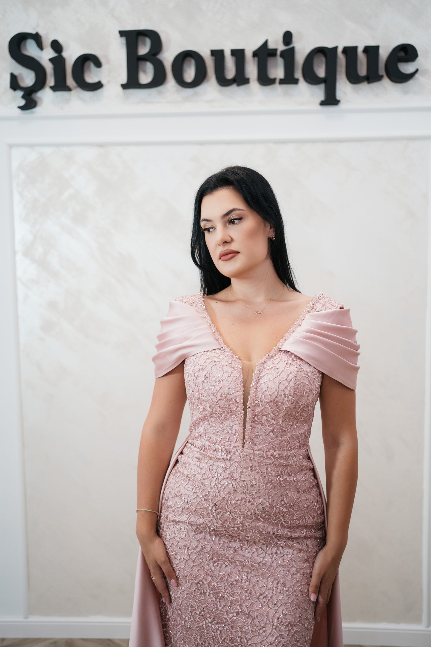 Rochia Beatrice – Rochie Eleganta Lunga din Dantela , Croi Sirena cu Trena și Umeri acoperiți