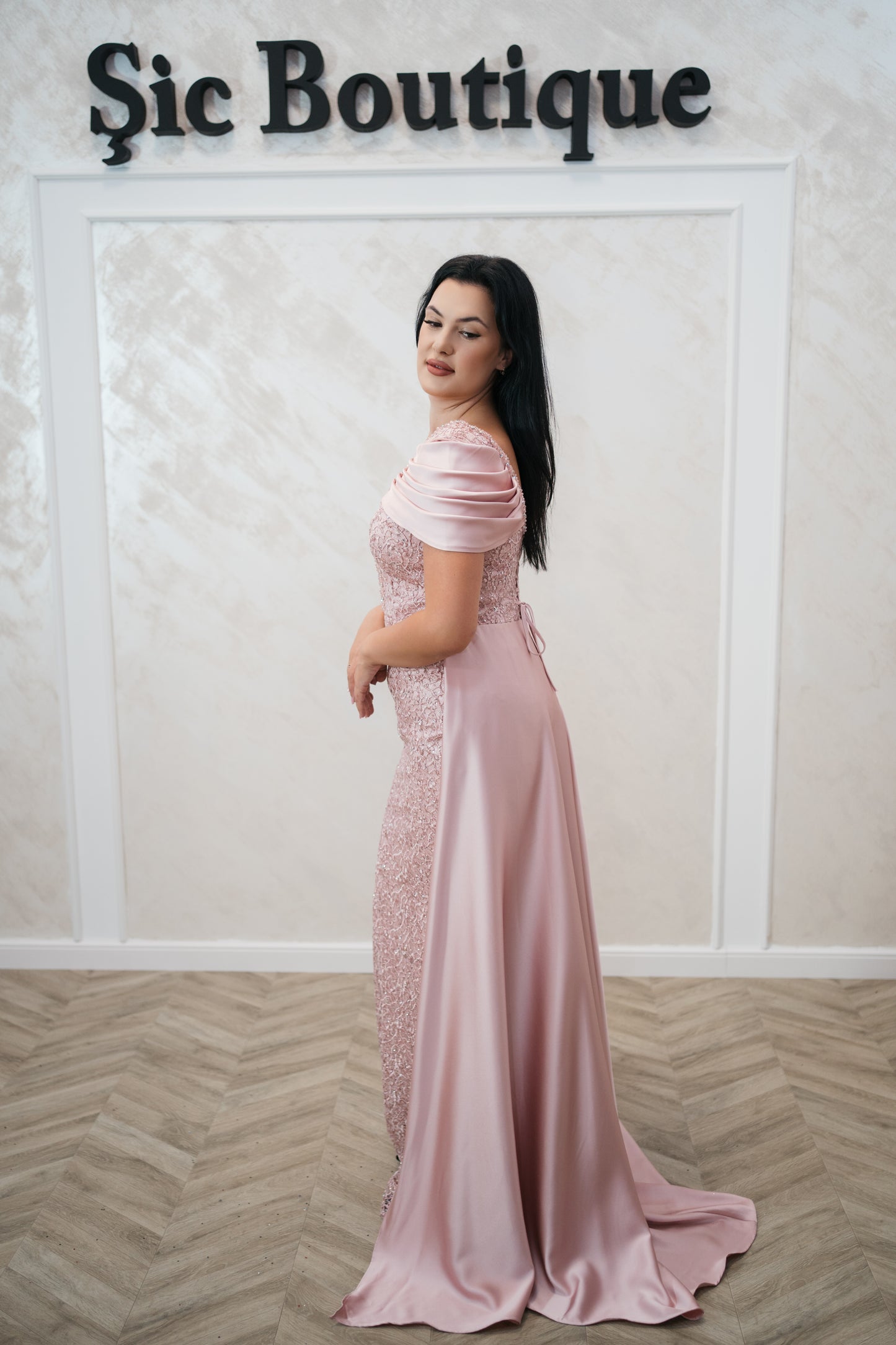 Rochia Beatrice – Rochie Eleganta Lunga din Dantela , Croi Sirena cu Trena și Umeri acoperiți