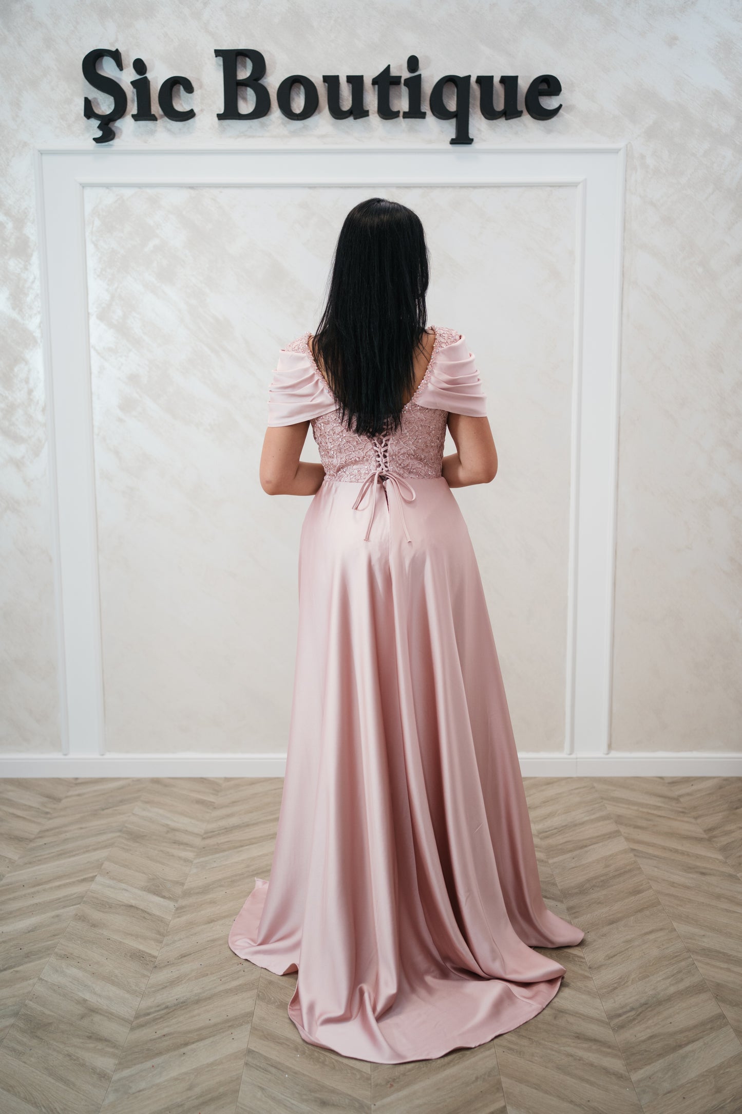 Rochia Beatrice – Rochie Eleganta Lunga din Dantela , Croi Sirena cu Trena și Umeri acoperiți
