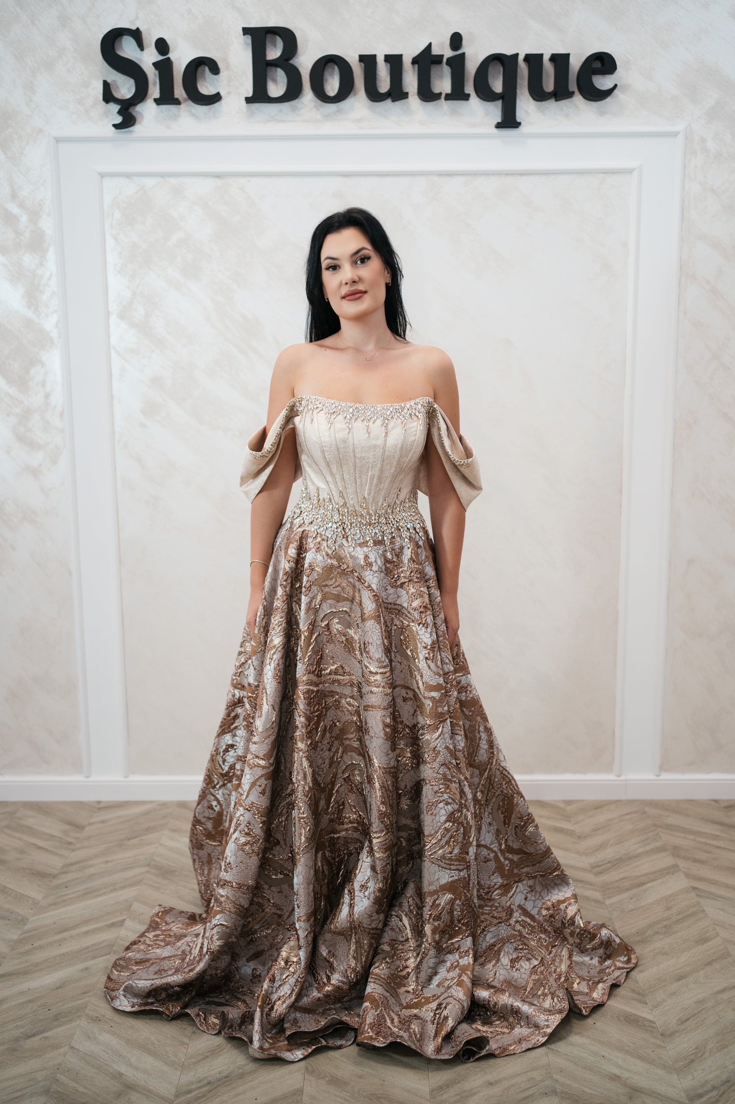 Rochia Isadora – Rochie Lunga Eleganta din Brocart cu Pietre Strălucitoare, Ediție Limitata