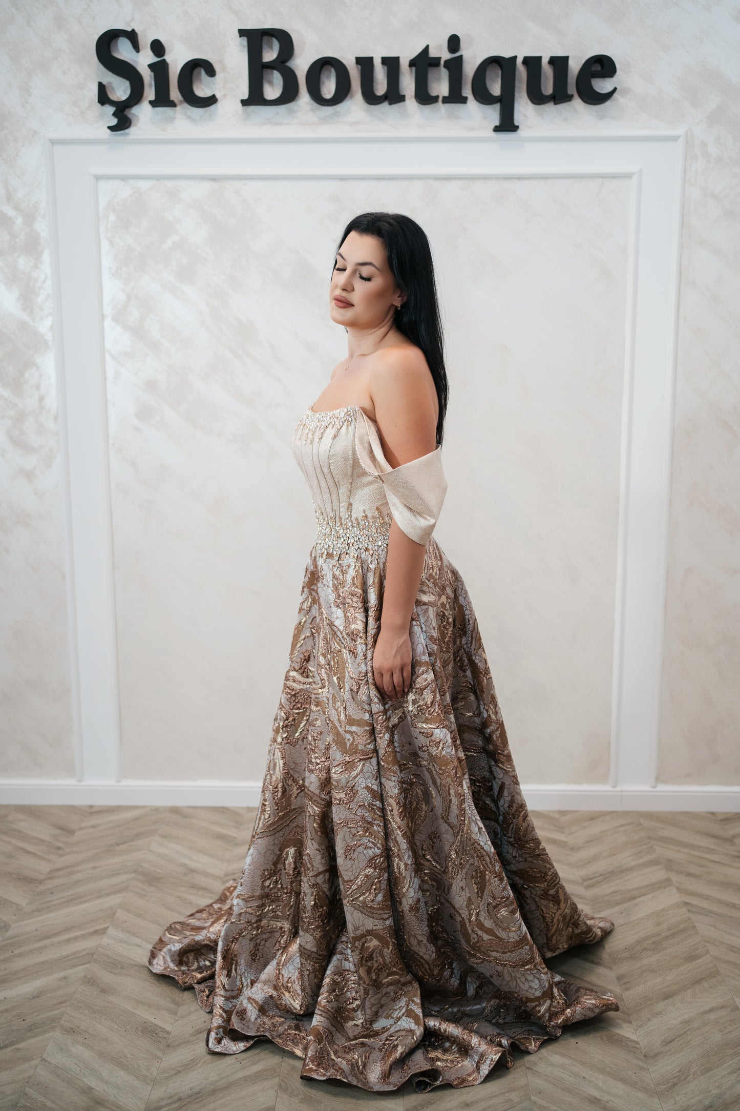 Rochia Isadora – Rochie Lunga Eleganta din Brocart cu Pietre Strălucitoare, Ediție Limitata