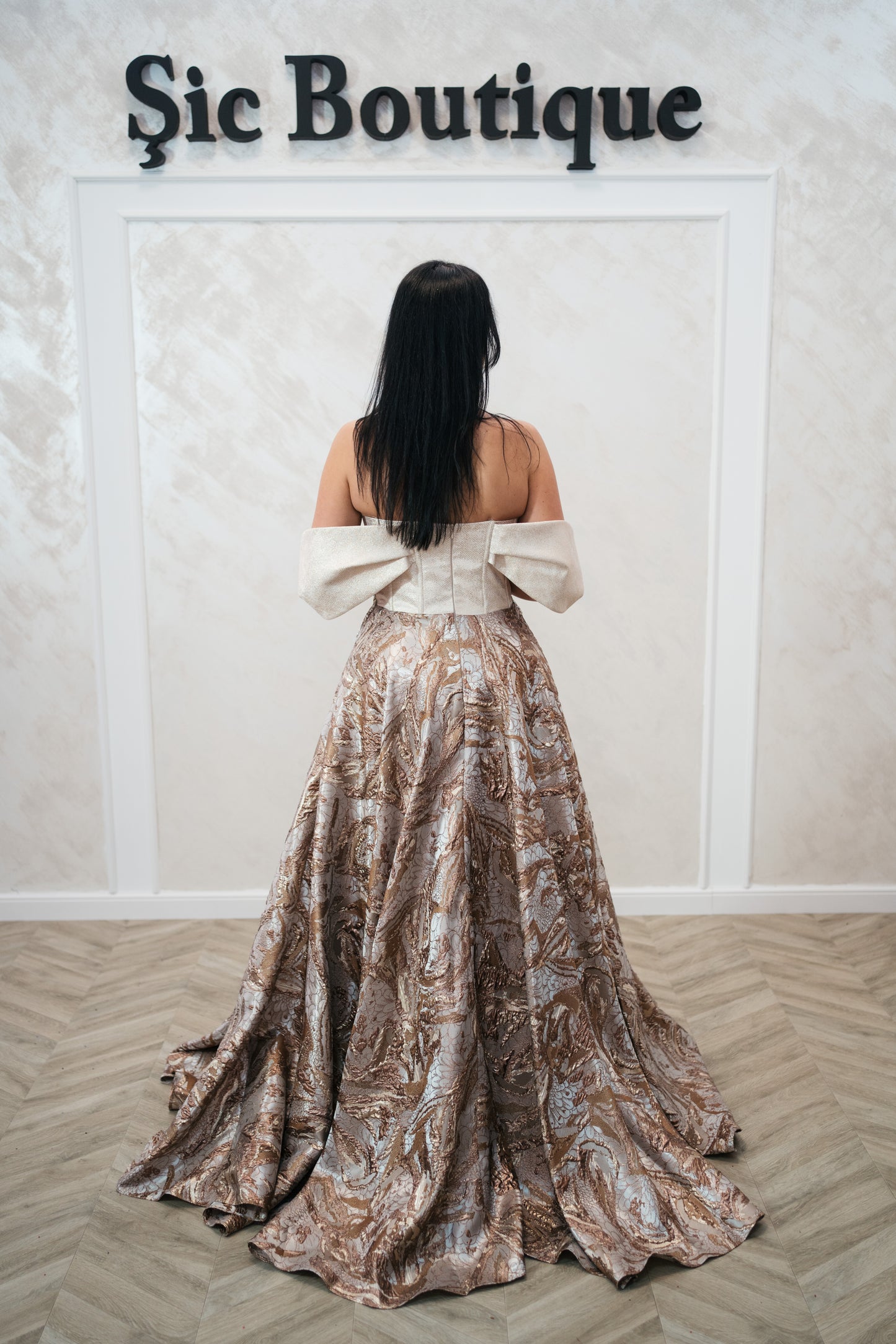 Rochia Isadora – Rochie Lunga Eleganta din Brocart cu Pietre Strălucitoare, Ediție Limitata