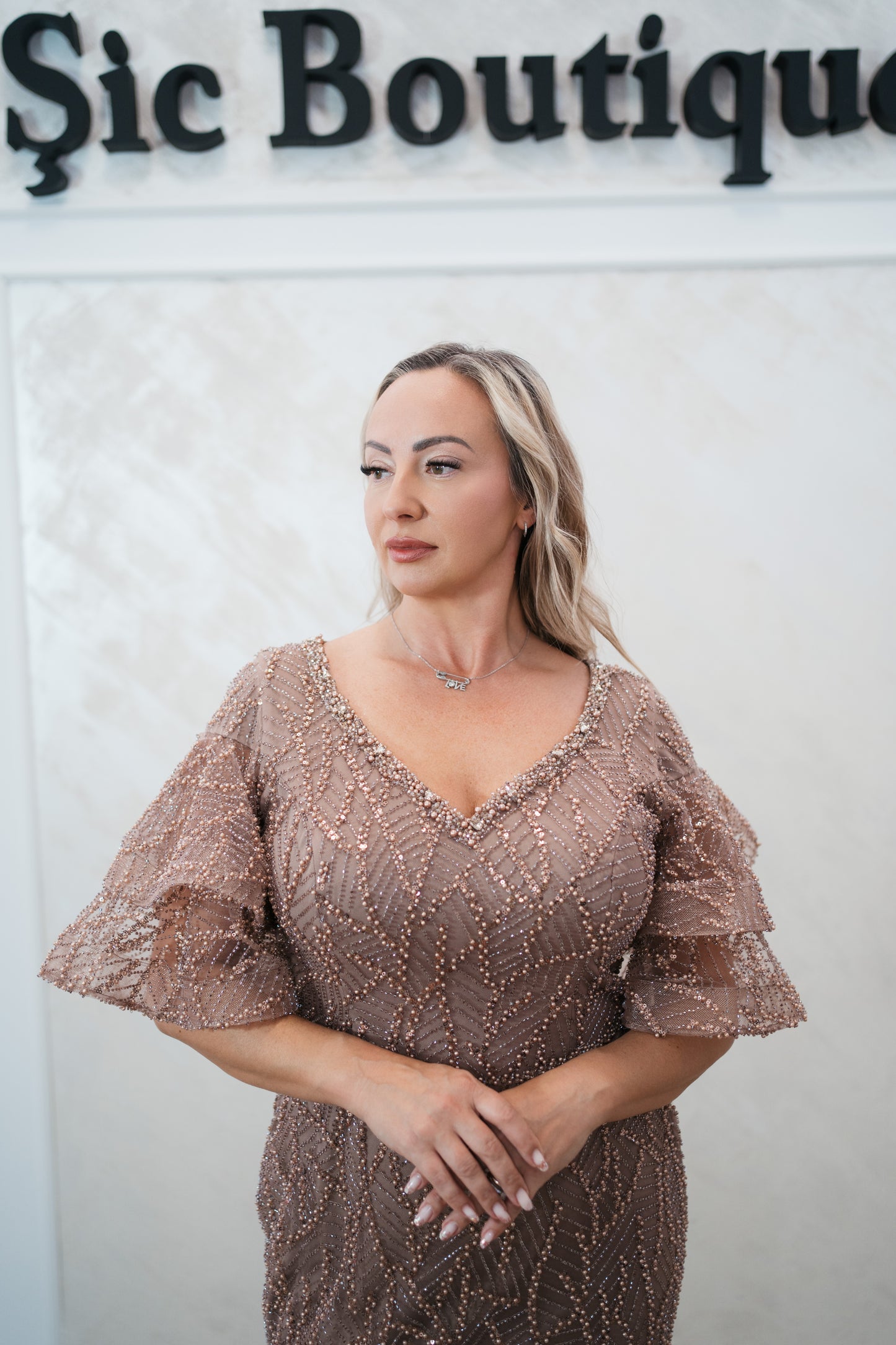 Rochia Medina – Rochie de Seara Lunga din Dantela cu Perle, Eleganta și Rafinata