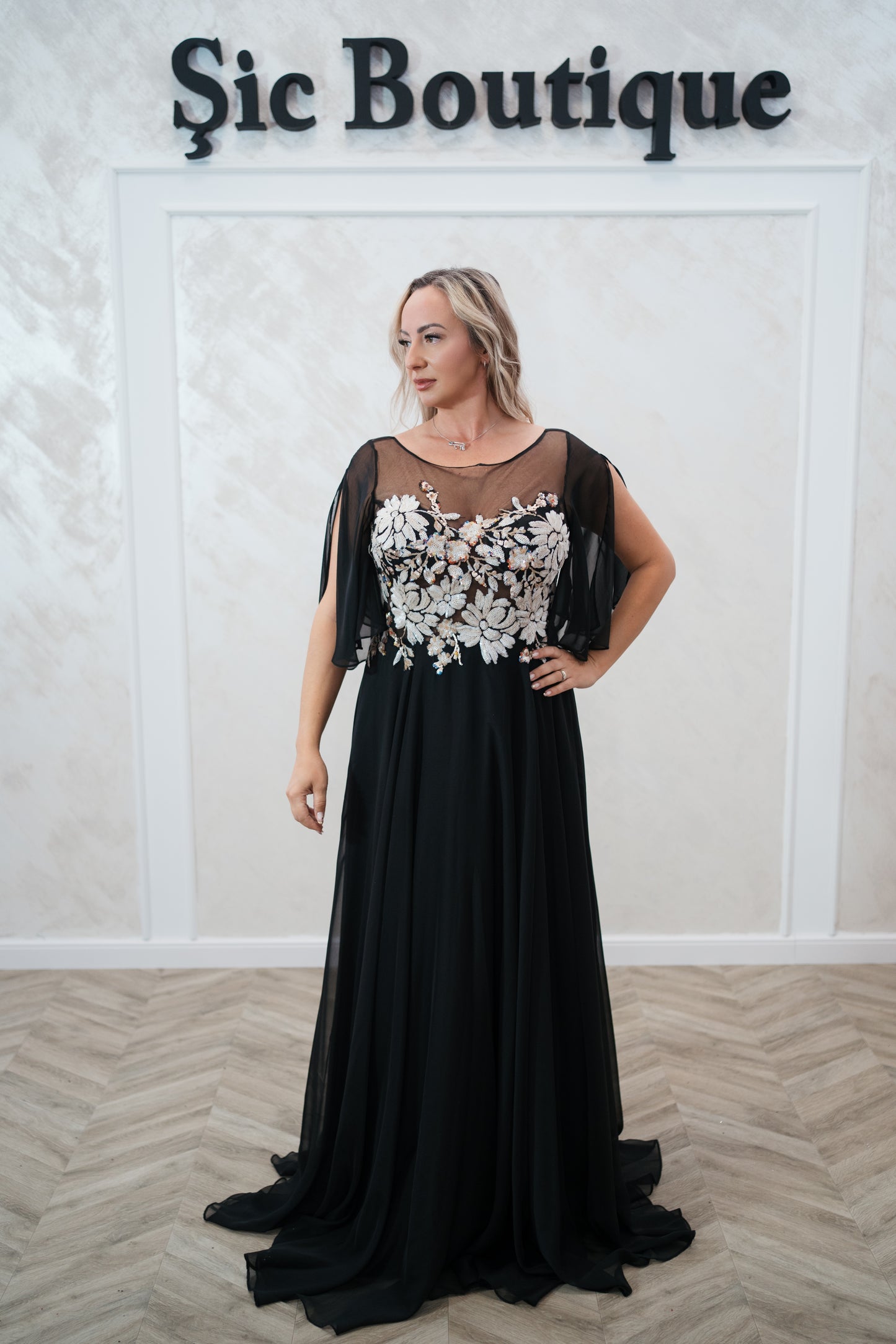 Rochia Mika – Rochie Lunga Eleganta din Voal, cu Spatele Gol și Mâneci Despicate