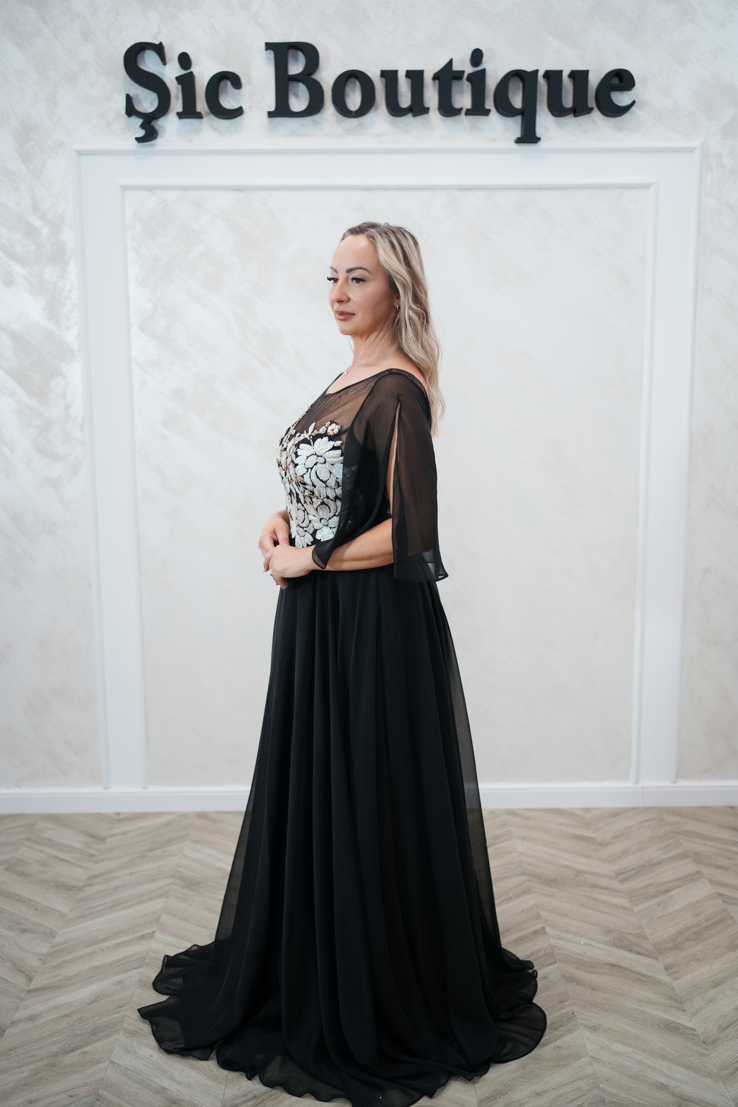 Rochia Mika – Rochie Lunga Eleganta din Voal, cu Spatele Gol și Mâneci Despicate