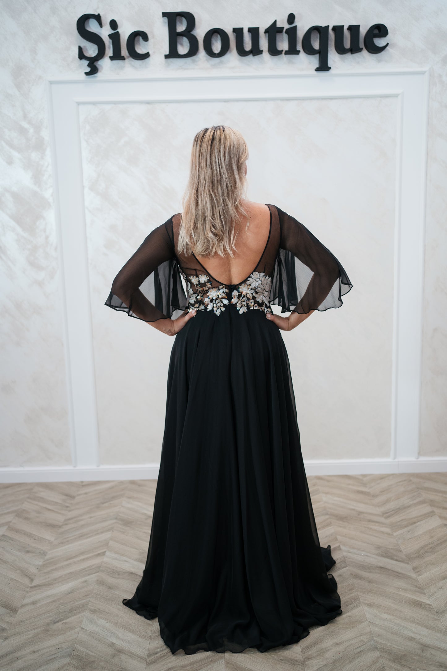 Rochia Mika – Rochie Lunga Eleganta din Voal, cu Spatele Gol și Mâneci Despicate