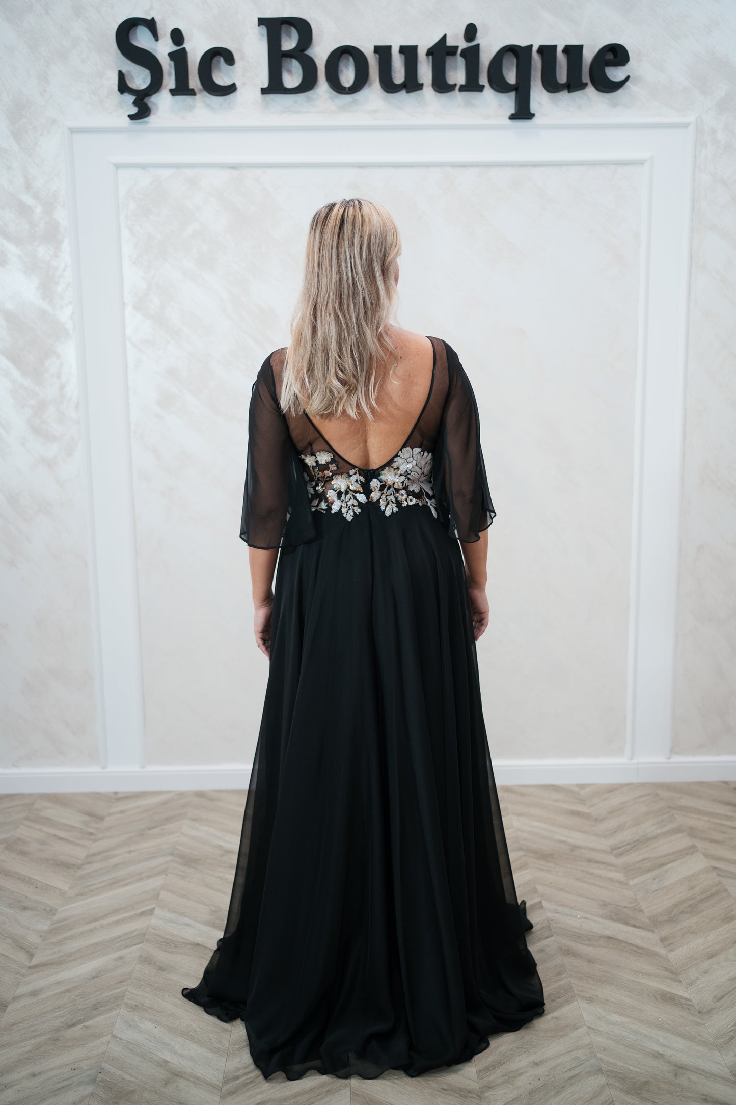 Rochia Mika – Rochie Lunga Eleganta din Voal, cu Spatele Gol și Mâneci Despicate