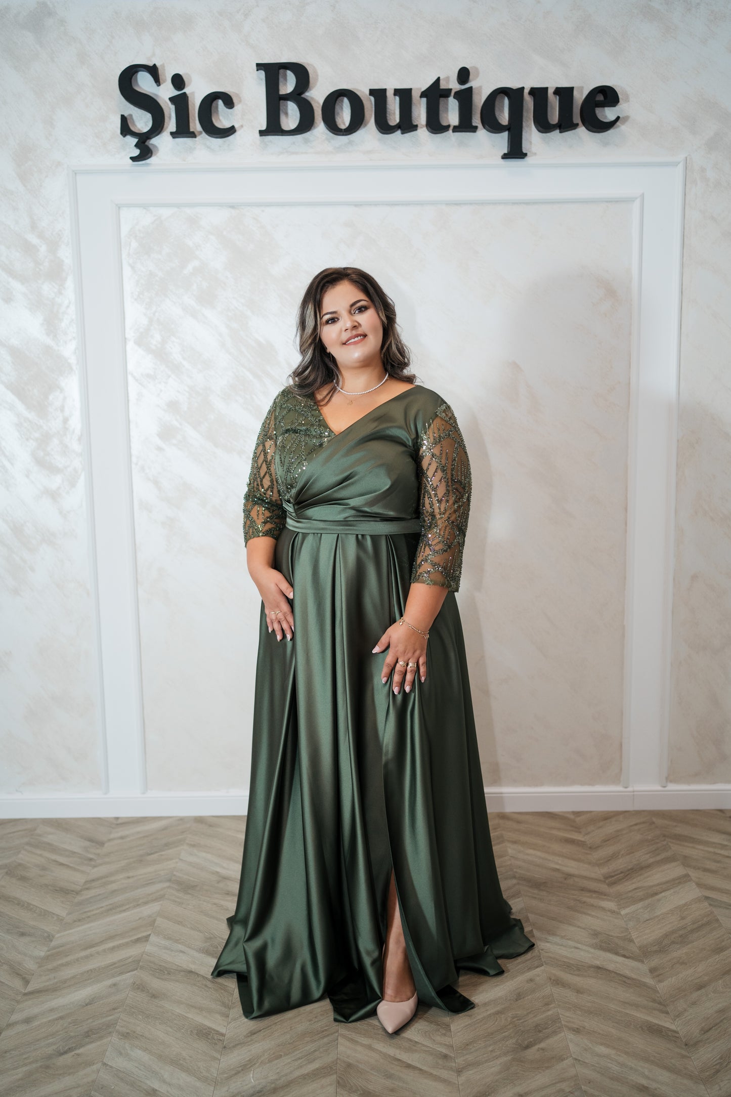 Rochia Oris – Rochie de seara din satin, cu crapatura pe picior