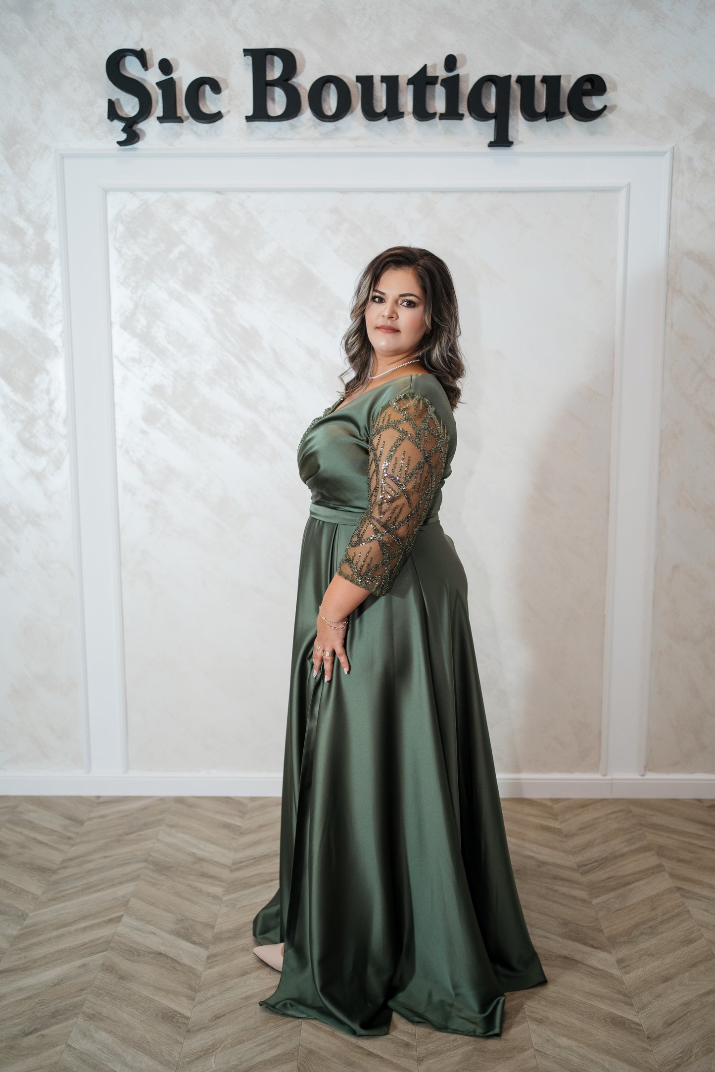 Rochia Oris – Rochie de seara din satin, cu crapatura pe picior