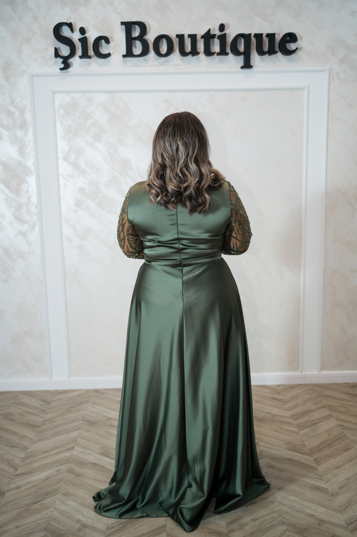 Rochia Oris – Rochie de seara din satin, cu crapatura pe picior