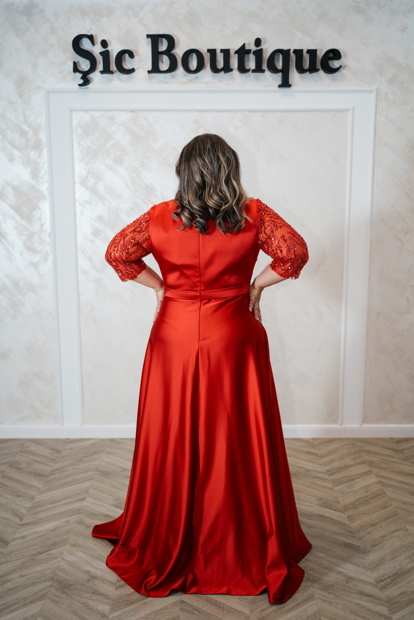 Rochia Oris – Rochie de seara din satin, cu crapatura pe picior