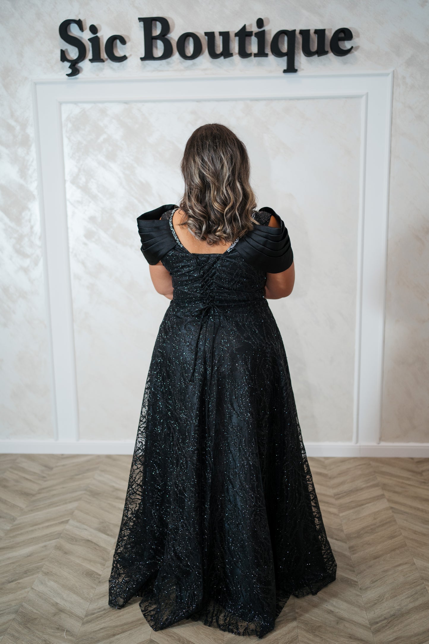 Rochia Onix – Rochie de seara neagra cu material sclipitor, ideală pentru siluete voluptuoase