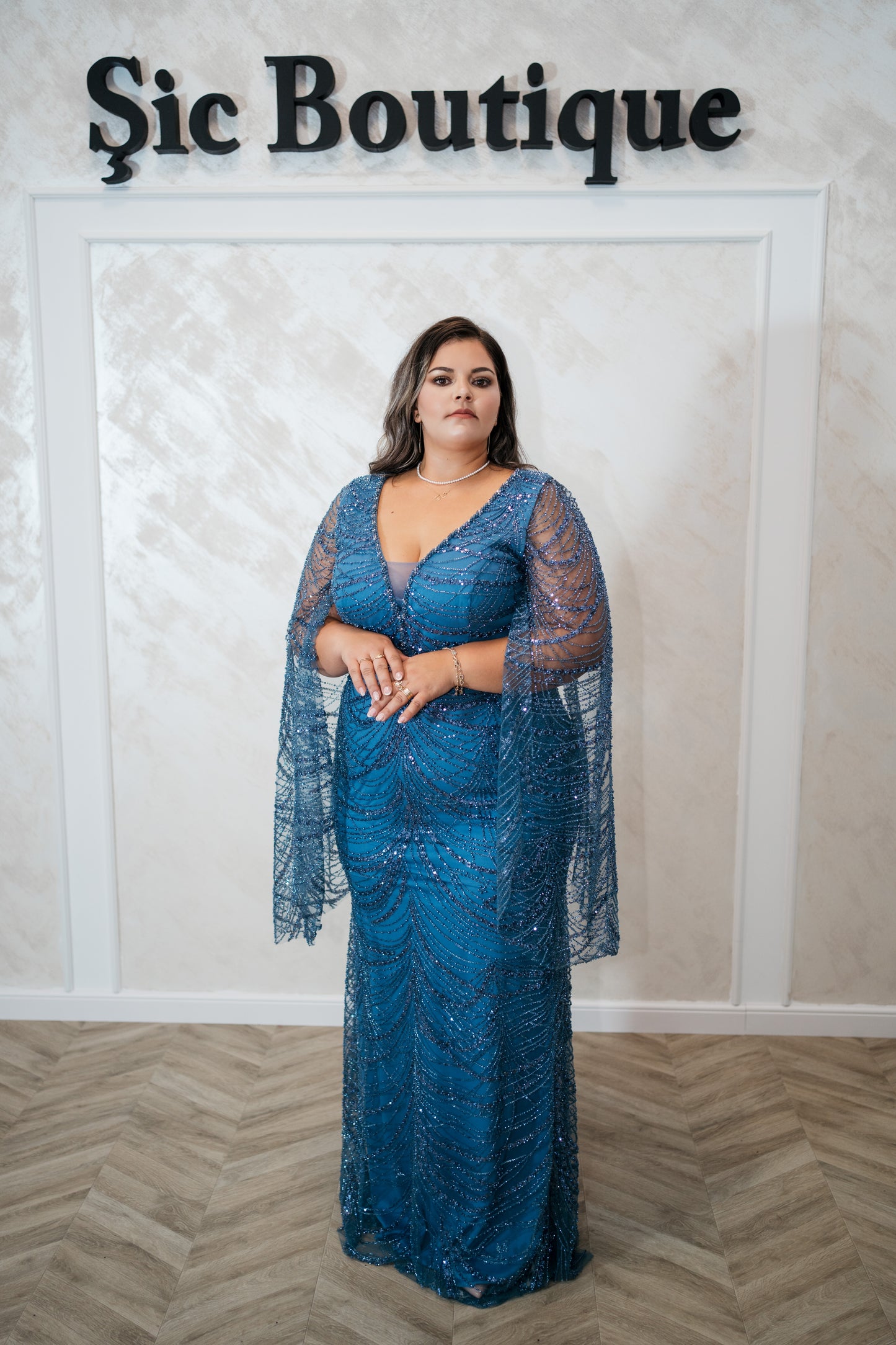 Rochia Alyna – Rochie de seara lunga din dantela, cu mâneci largi evazate
