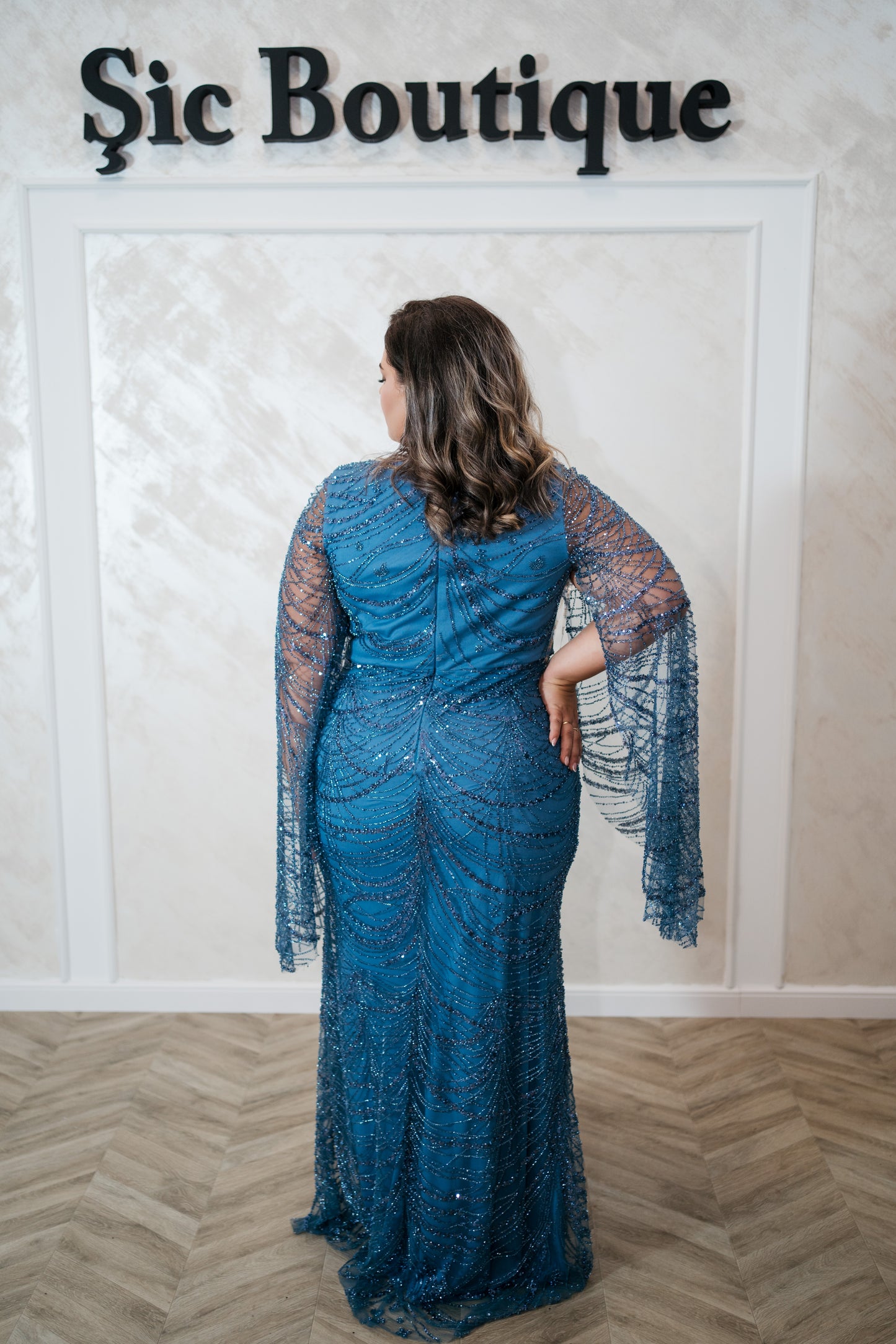 Rochia Alyna – Rochie de seara lunga din dantela, cu mâneci largi evazate