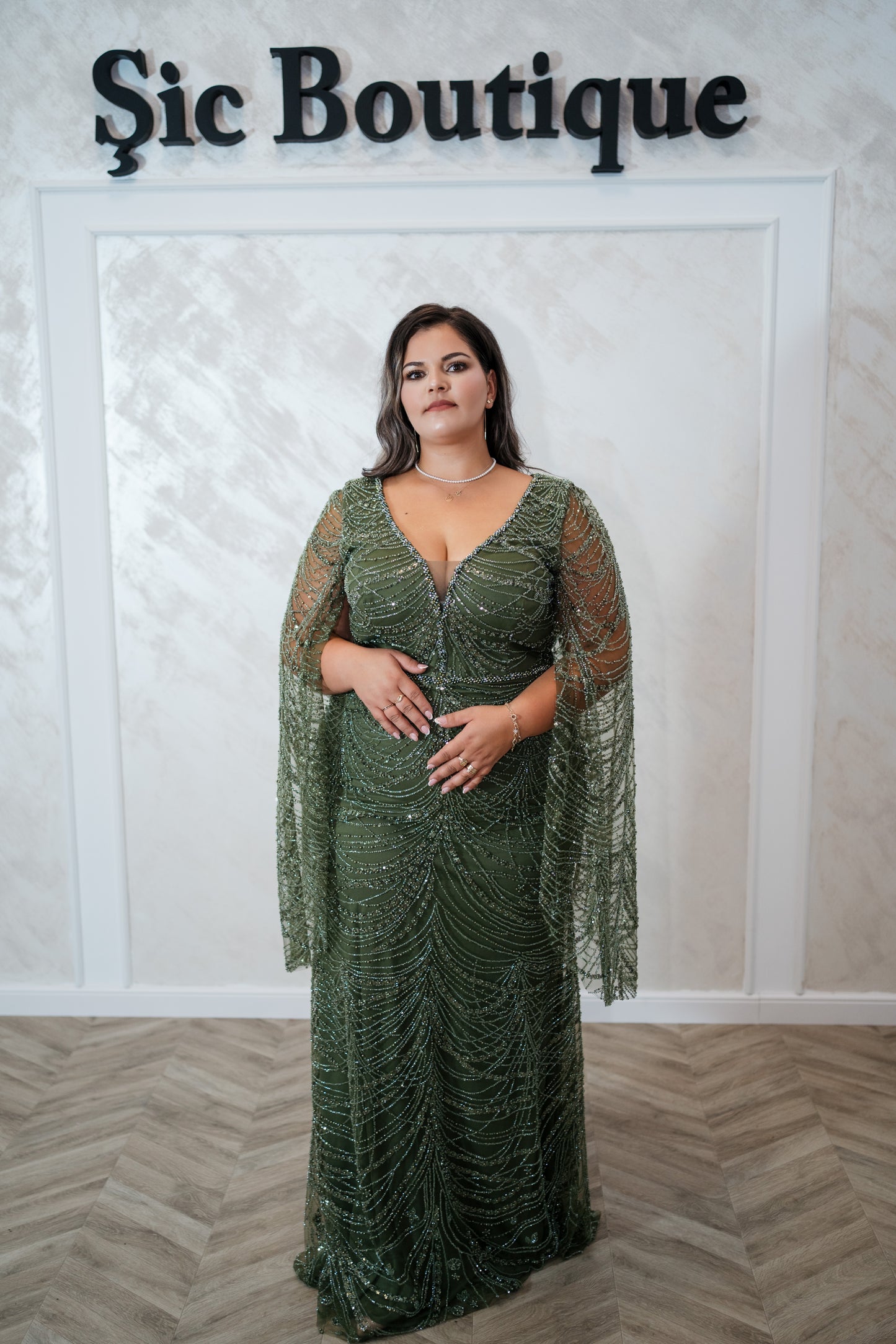 Rochia Alyna – Rochie de seara lunga din dantela, cu mâneci largi evazate