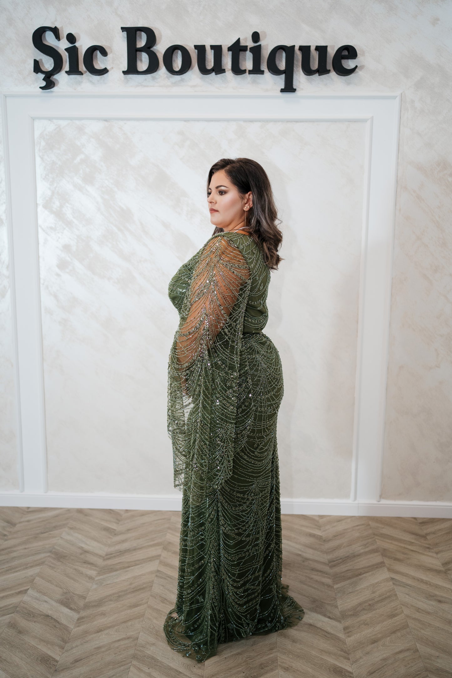 Rochia Alyna – Rochie de seara lunga din dantela, cu mâneci largi evazate