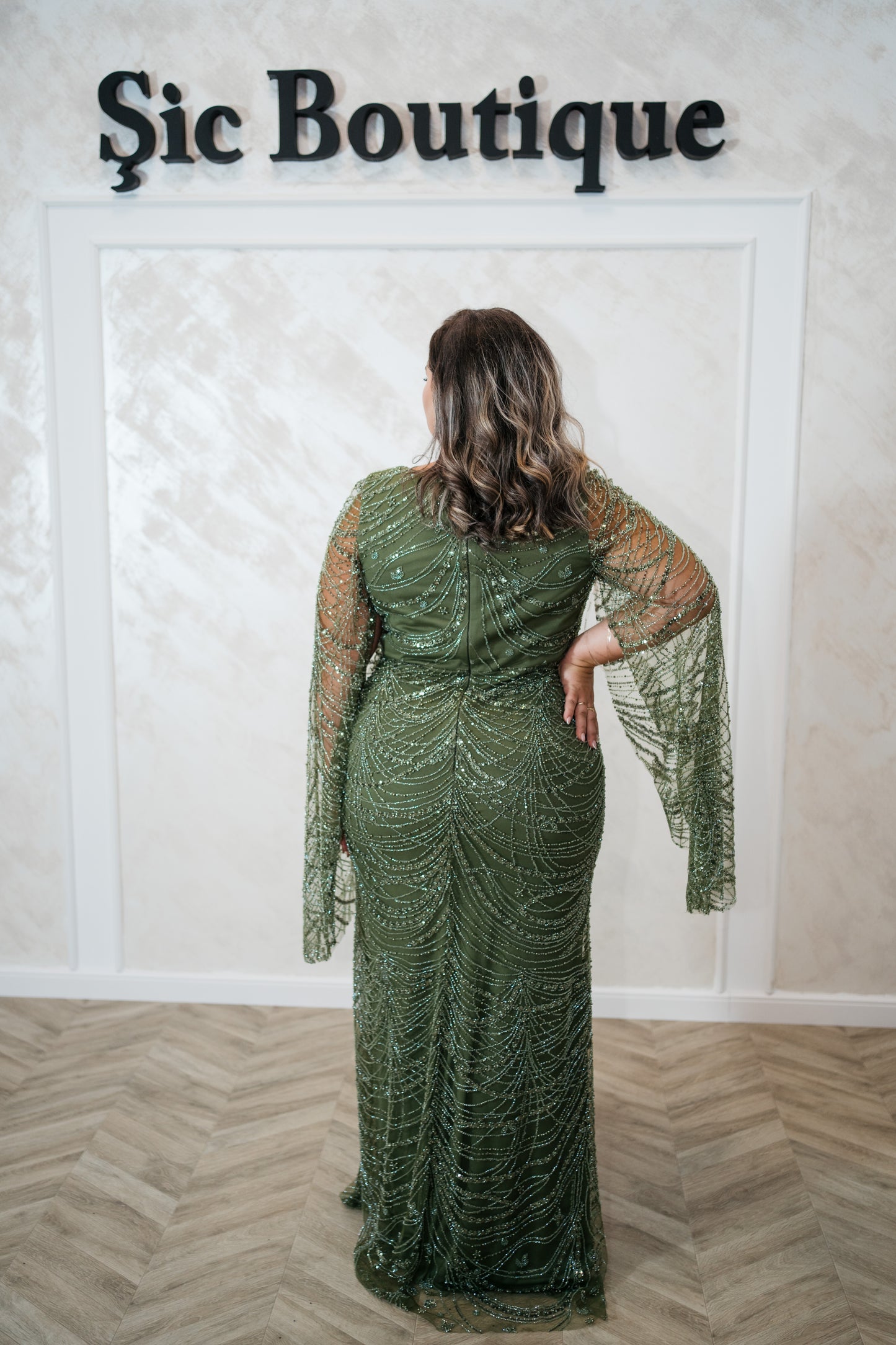 Rochia Alyna – Rochie de seara lunga din dantela, cu mâneci largi evazate