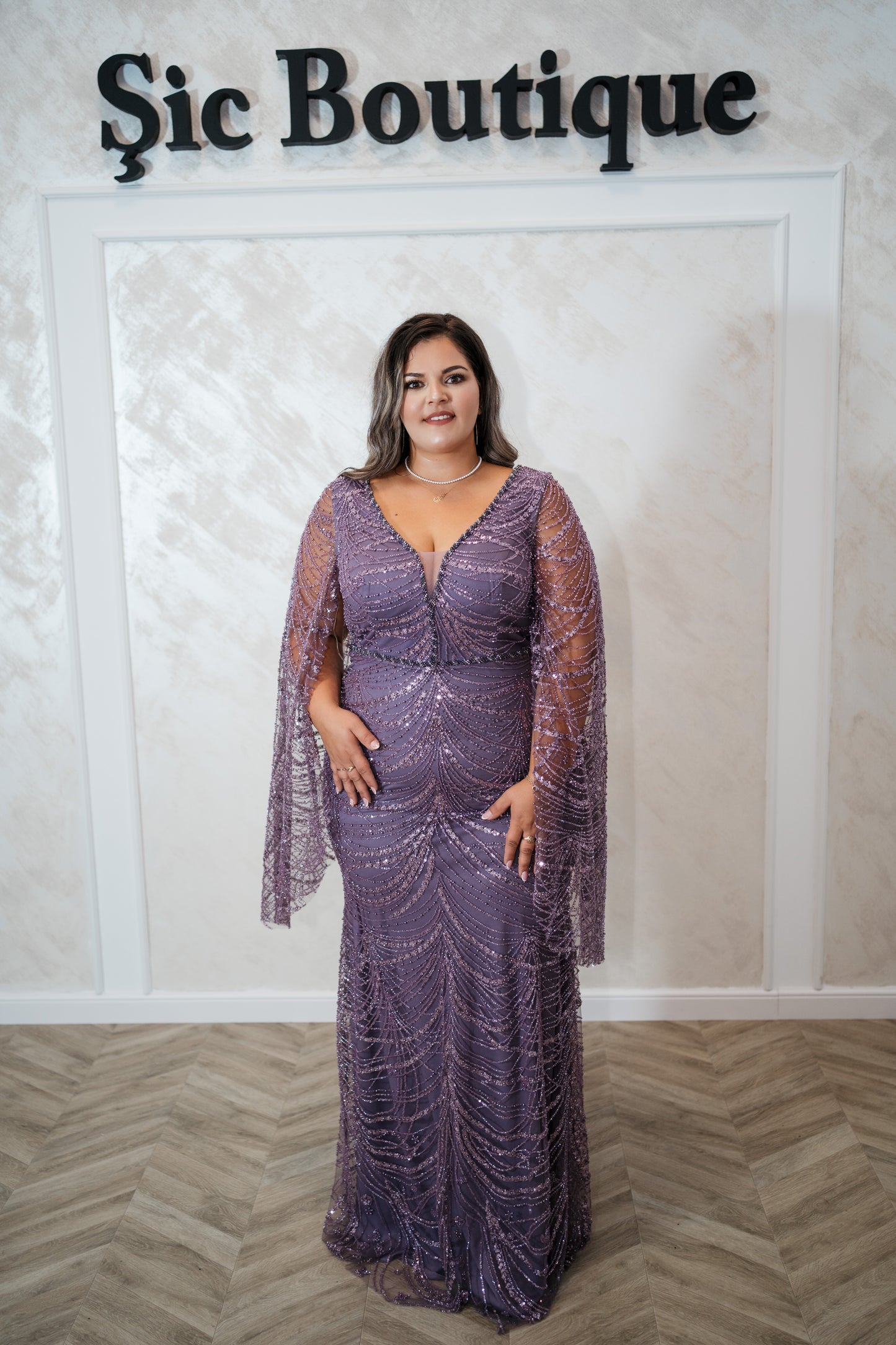 Rochia Alyna – Rochie de seara lunga din dantela, cu mâneci largi evazate