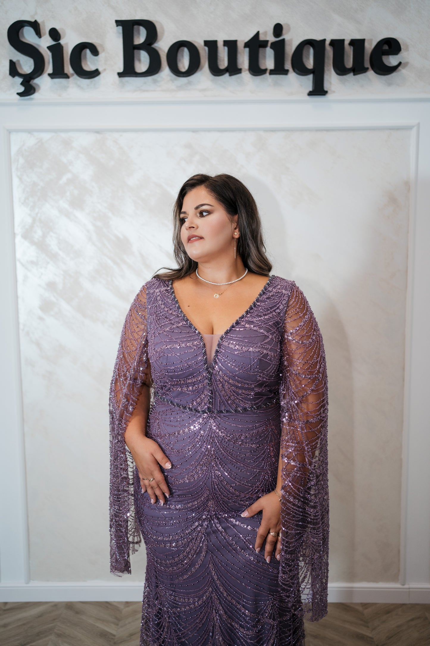 Rochia Alyna – Rochie de seara lunga din dantela, cu mâneci largi evazate