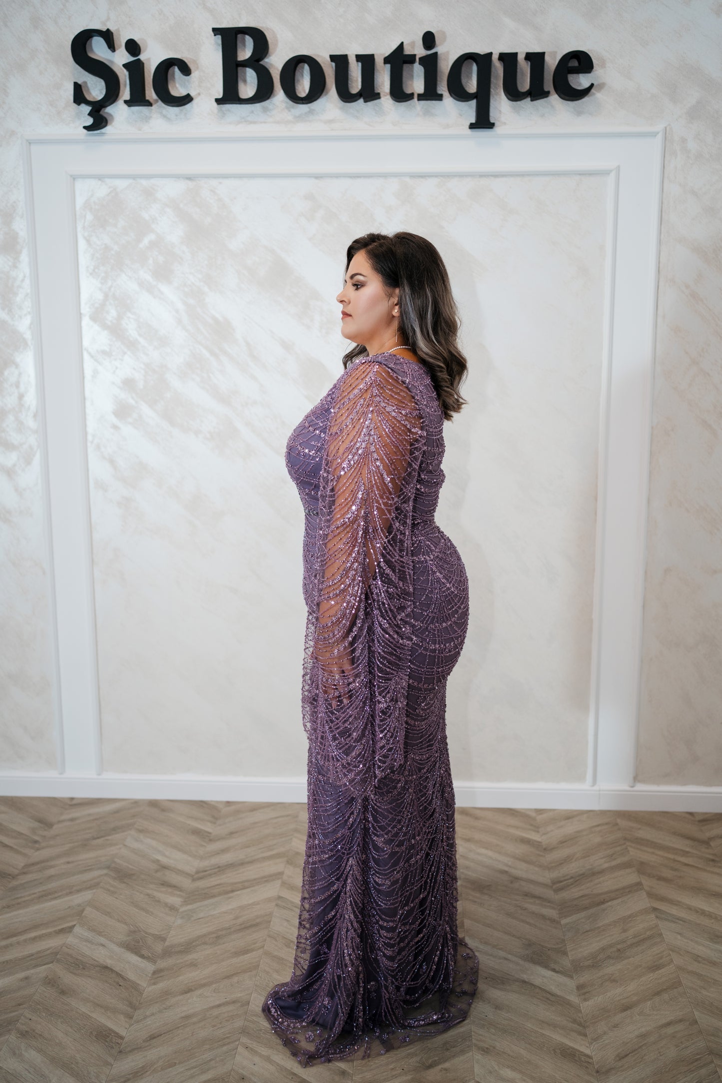 Rochia Alyna – Rochie de seara lunga din dantela, cu mâneci largi evazate