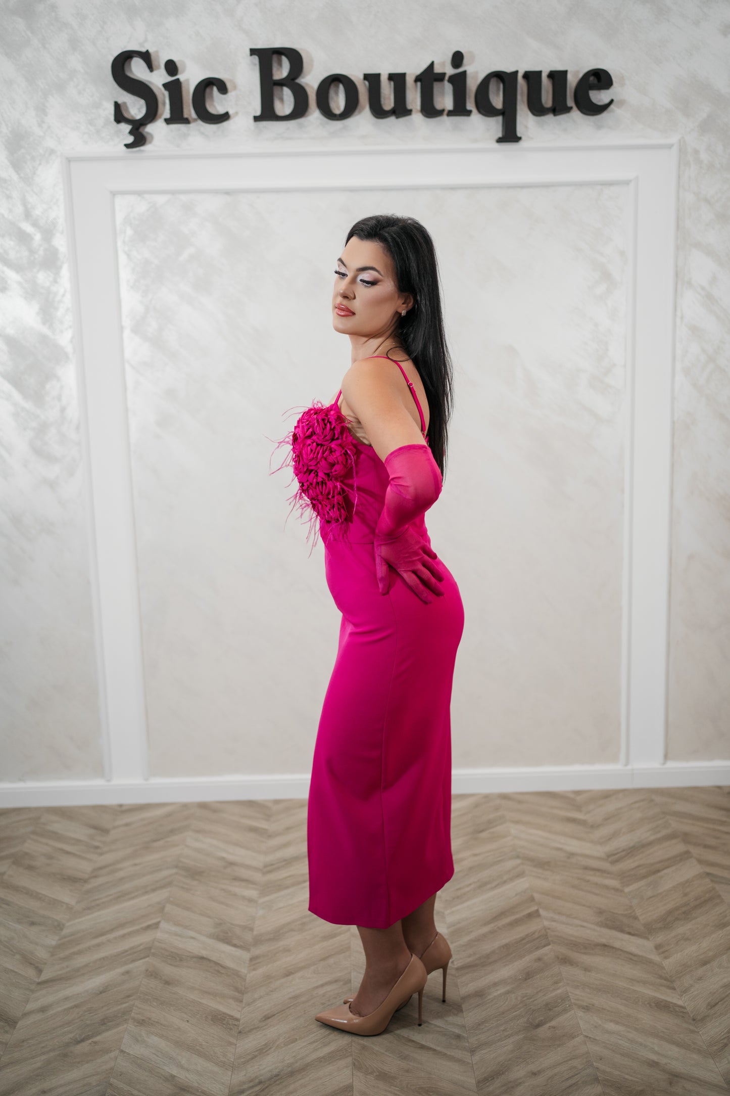 Rochia Taylor – Rochie midi eleganta fucsia, cu slit și detalii spectaculoase