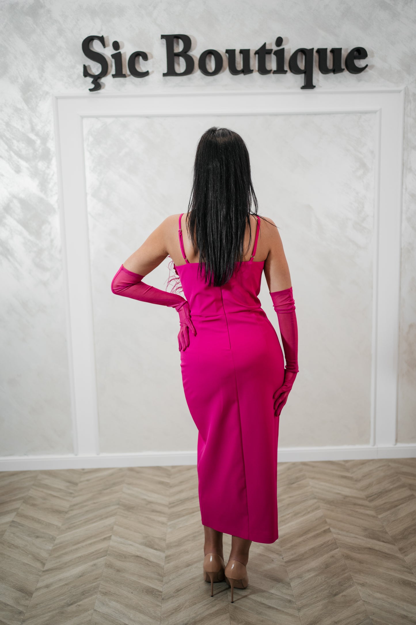 Rochia Taylor – Rochie midi eleganta fucsia, cu slit și detalii spectaculoase