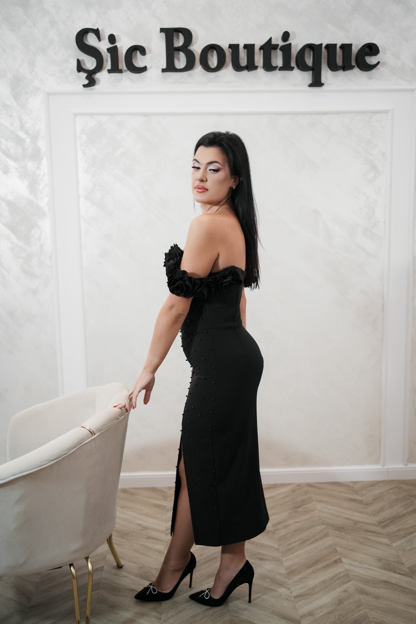 Rochia Black Roze – Rochie Eleganta Neagra cu Perle și Trandafiri 3D