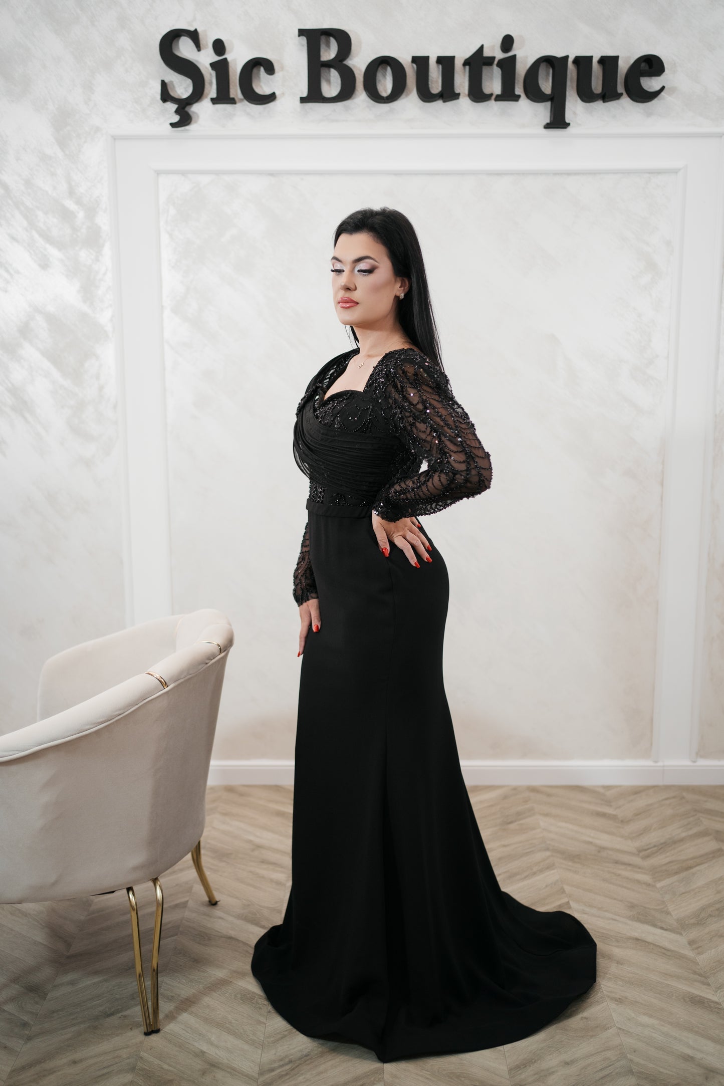 Rochia Boni- Rochie lunga de seara neagra – eleganta și rafinament pentru evenimente deosebite