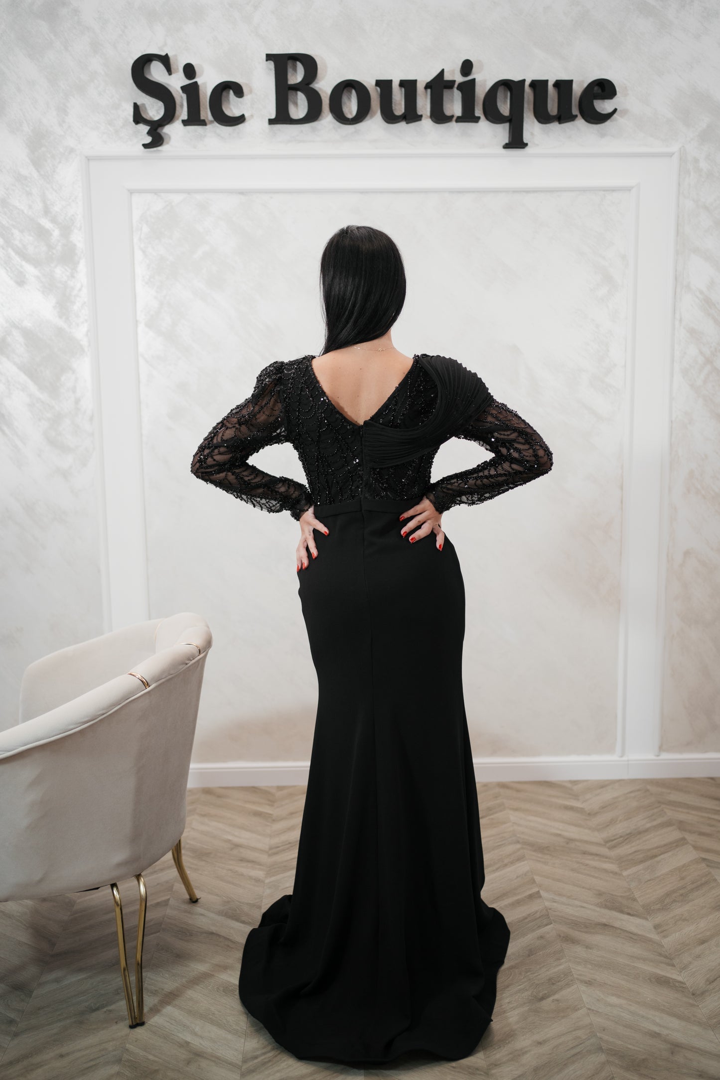 Rochia Boni- Rochie lunga de seara neagra – eleganta și rafinament pentru evenimente deosebite